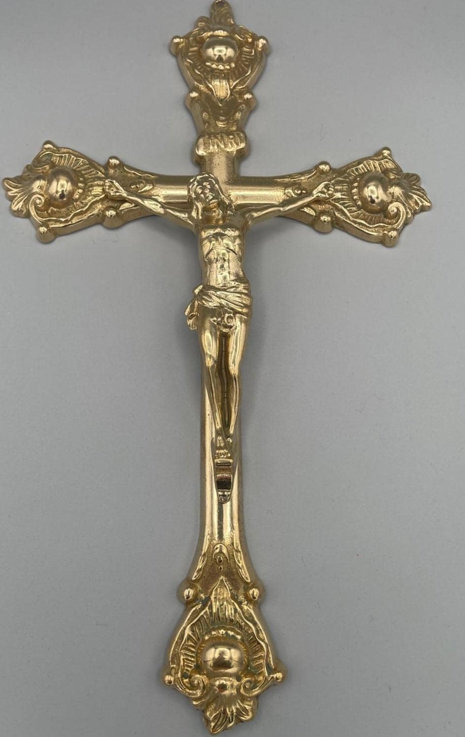 Crucifix mural en métal couleur laiton