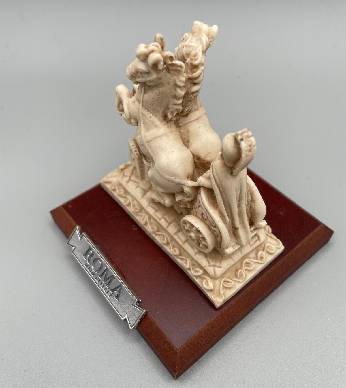 Biga romana decorativa in resina su base in legno – 10 x 9 x 8 cm