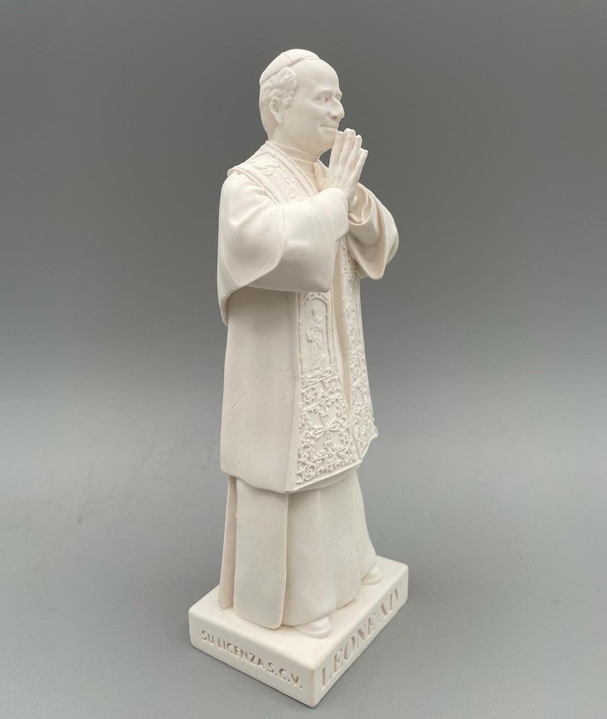 Statue du Pape Léon XIV en prière – Mini sculpture blanche, 10 cm