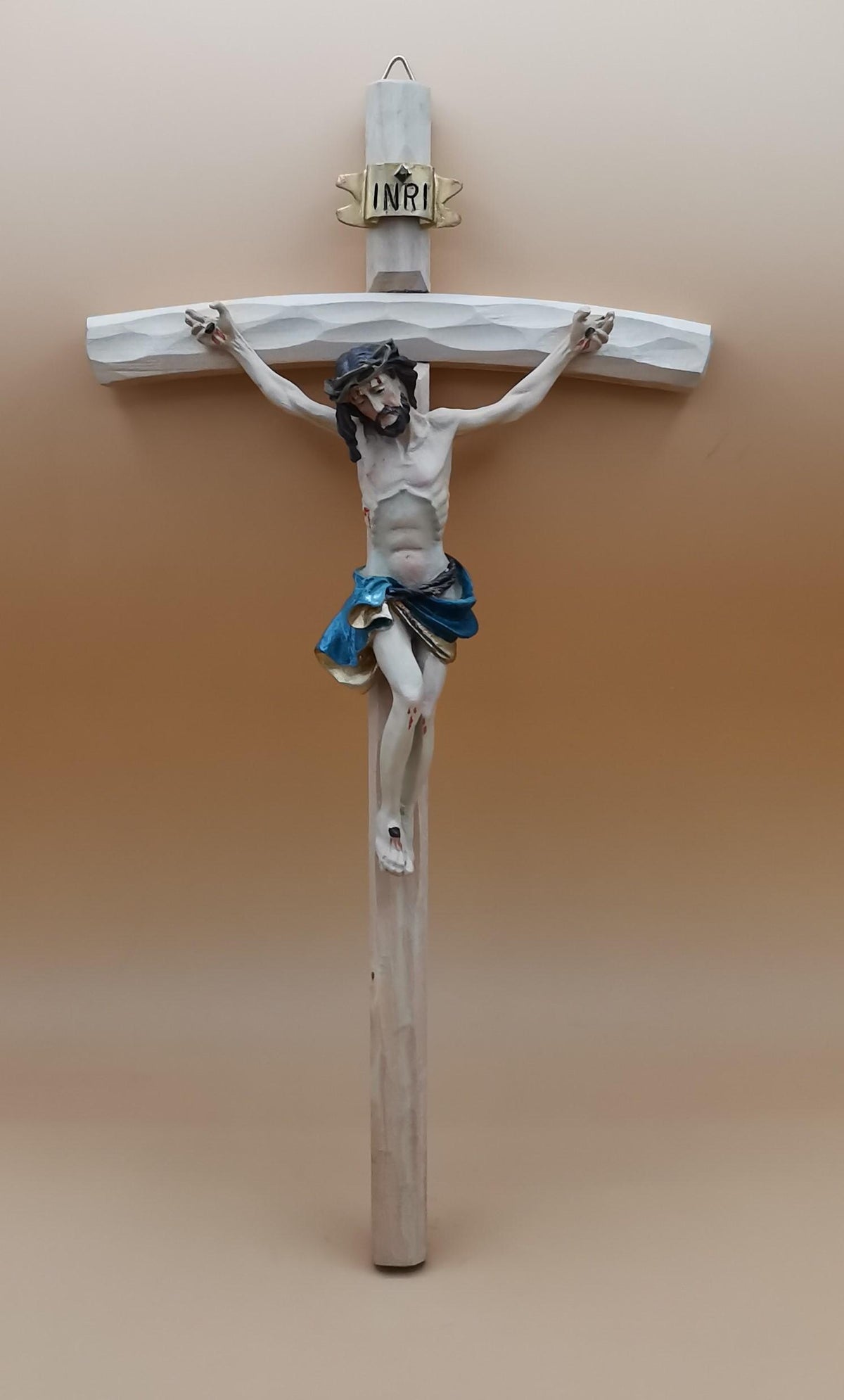Crocifisso da Parete Artigianale in Legno con Figura di Gesù in Resina