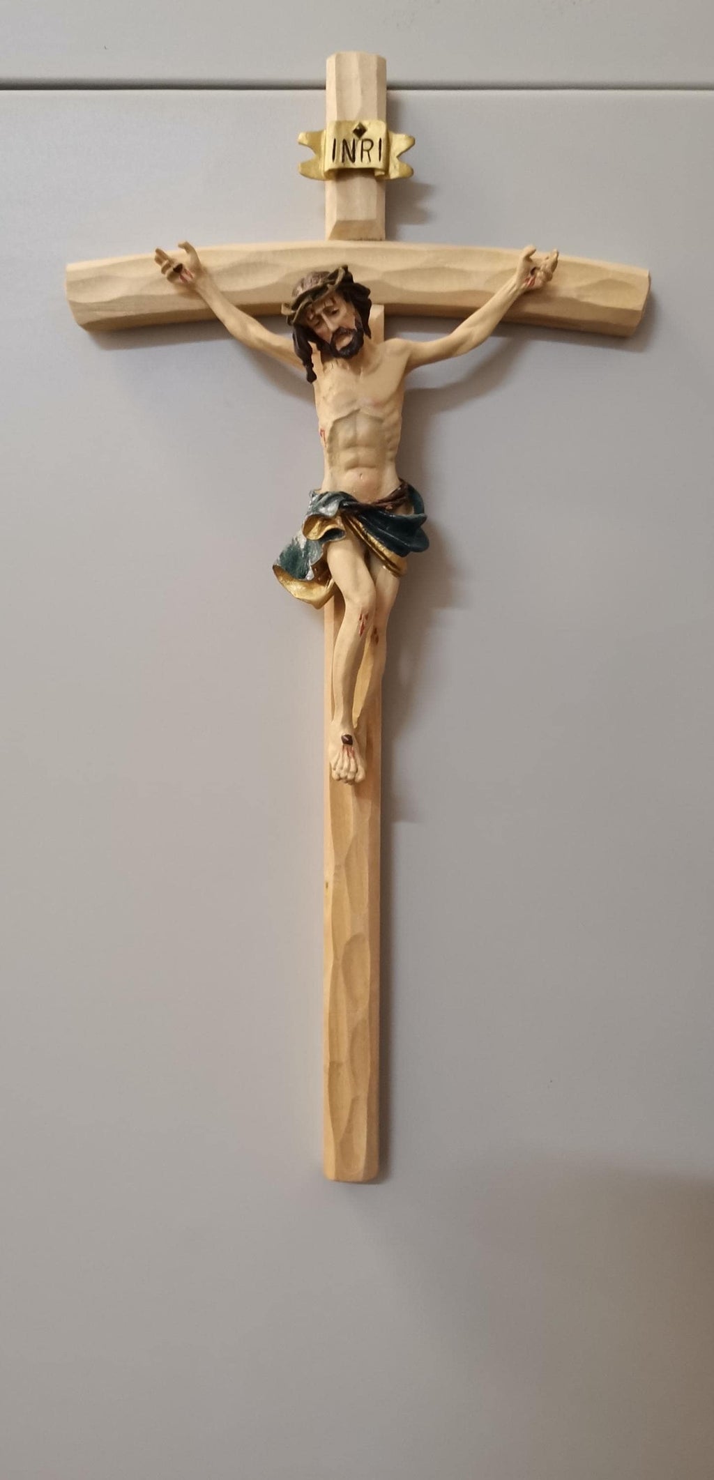 Crocifisso da Parete Artigianale in Legno con Figura di Gesù in Resina