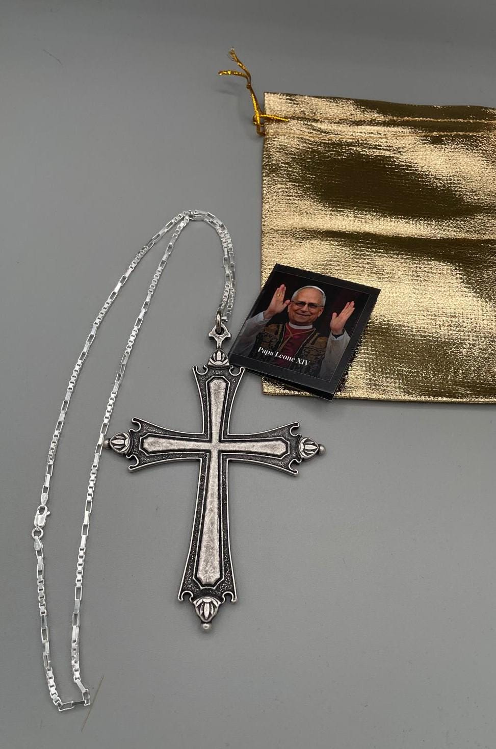 Collana con crocifisso replica Papa Leone, finiture argentate e brunite