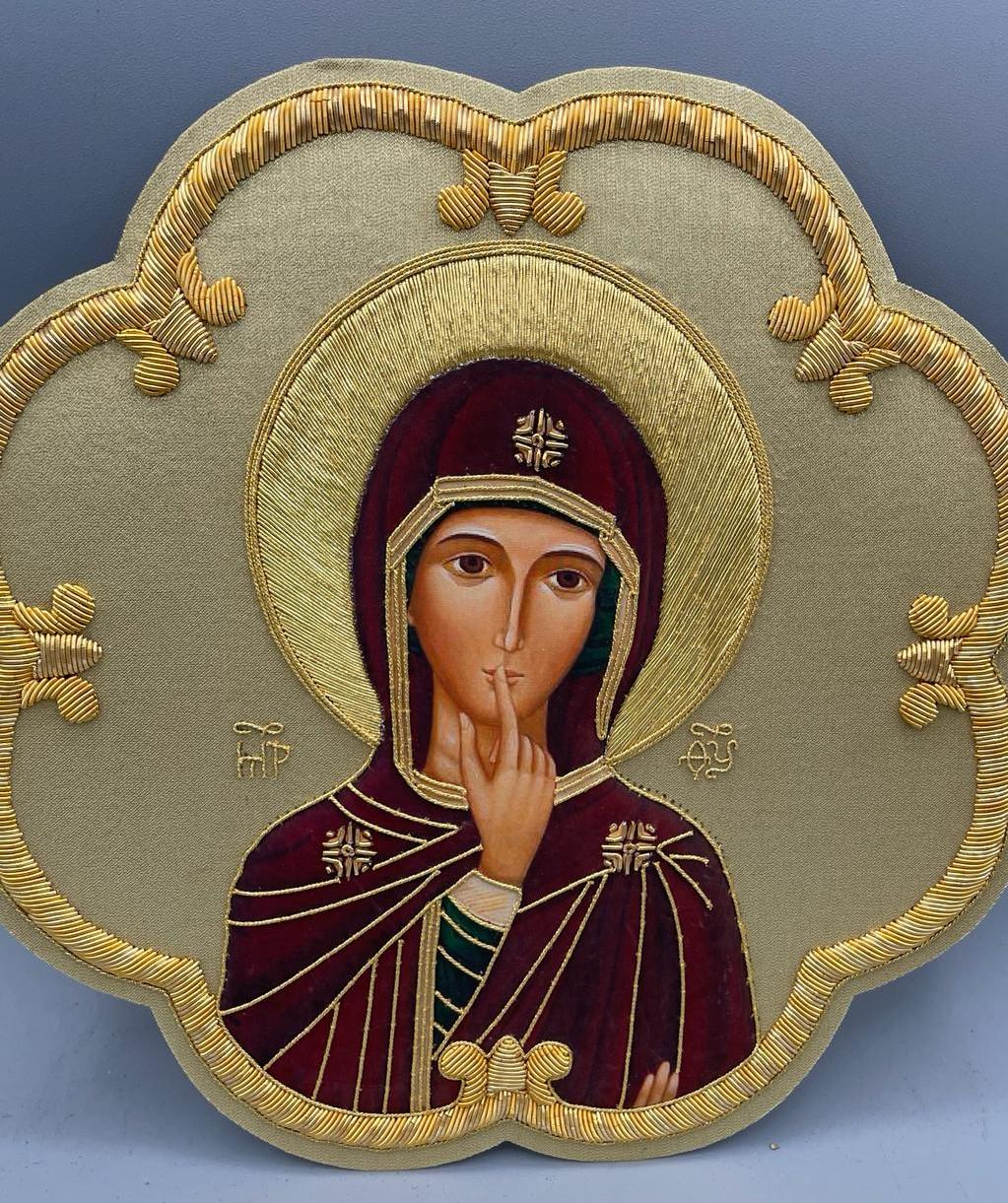 Icona Madonna del Silenzio ricamata a mano con filo oro – 22 x 22 cm