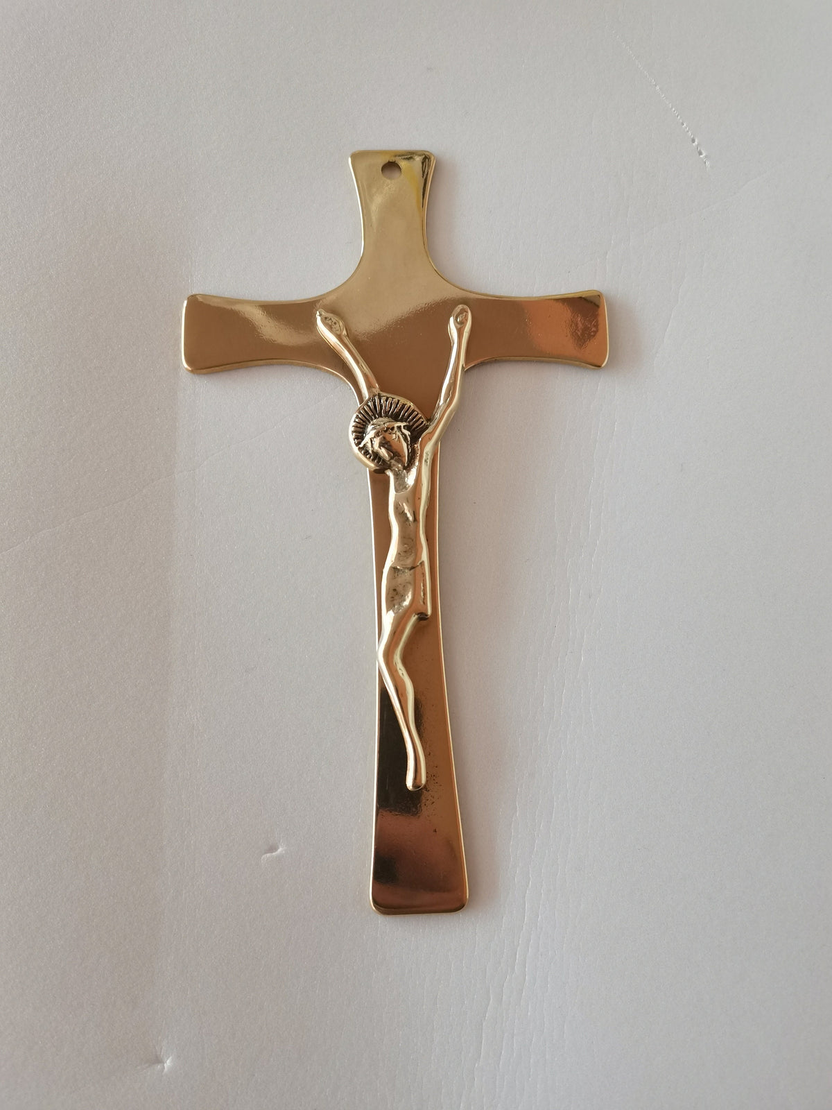 Crocifisso da muro in ottone lucido – 21 x 12 cm