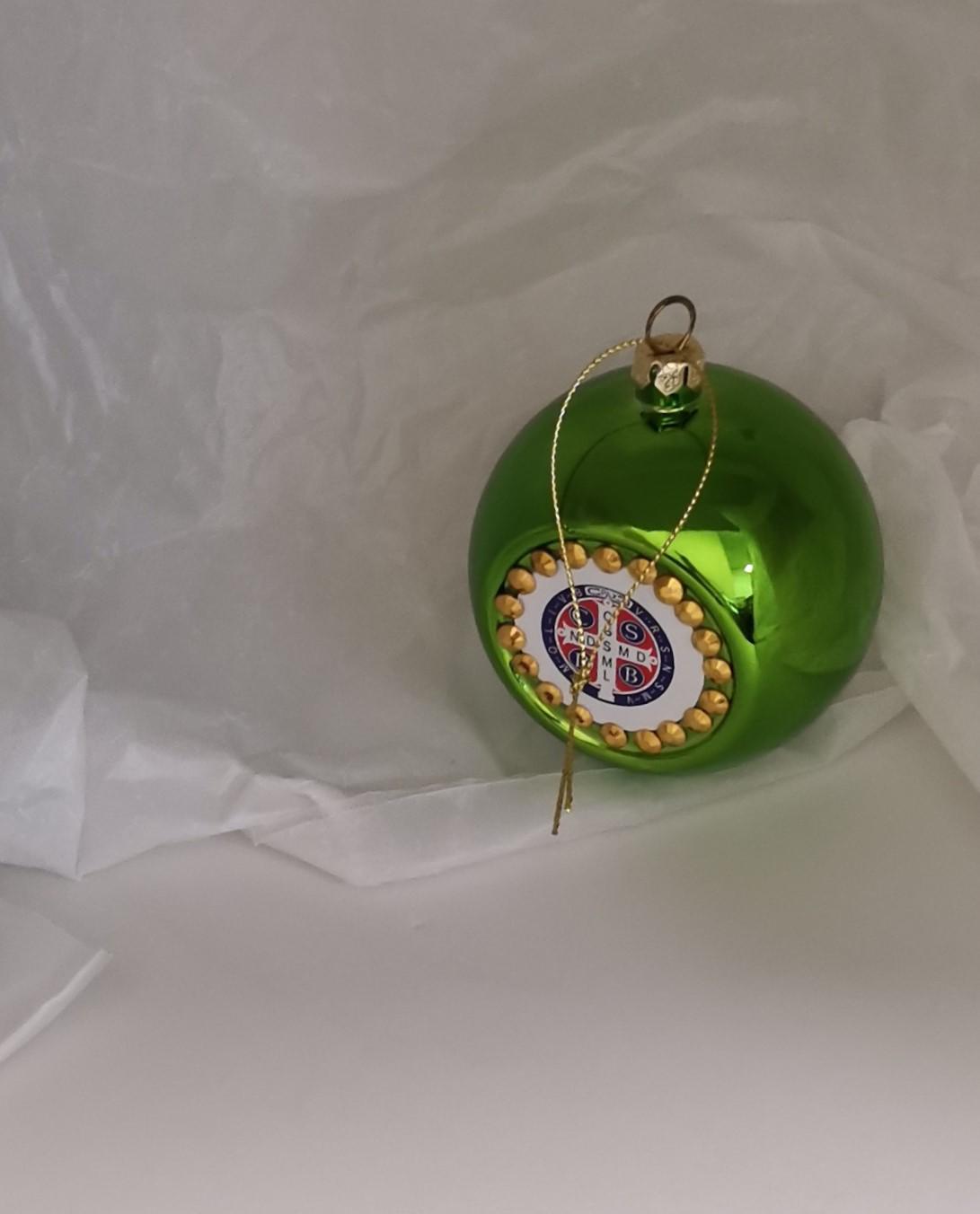 Pallina di Natale Verde con Medaglia di San Benedetto