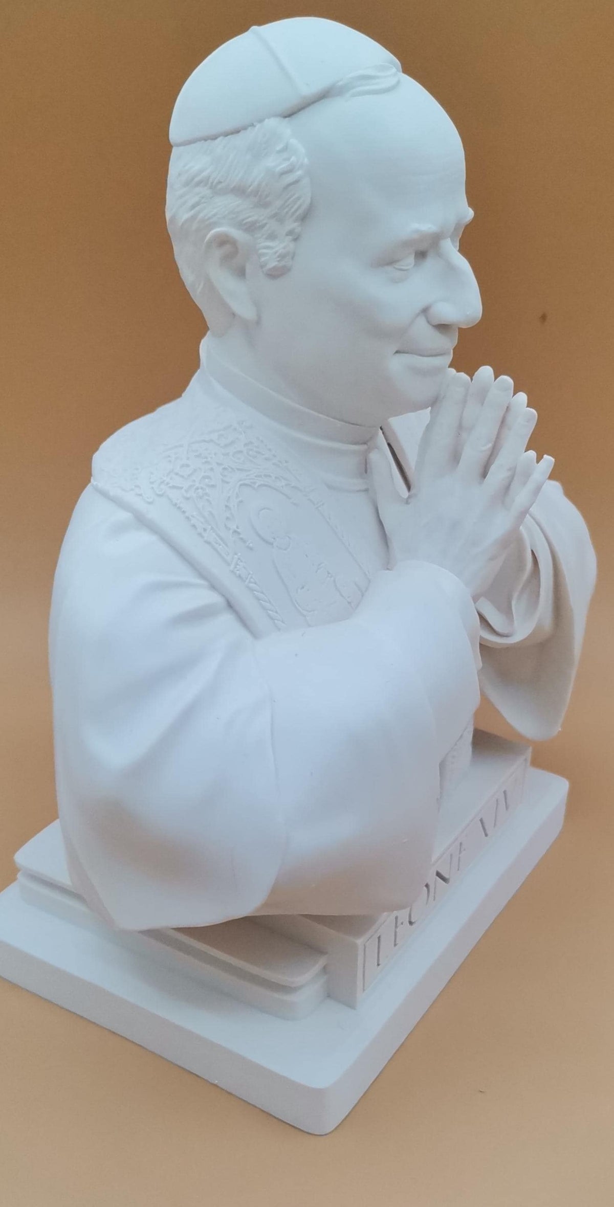 Busto Papa Leone XIV in Preghiera 20 cm – Statua in Resina