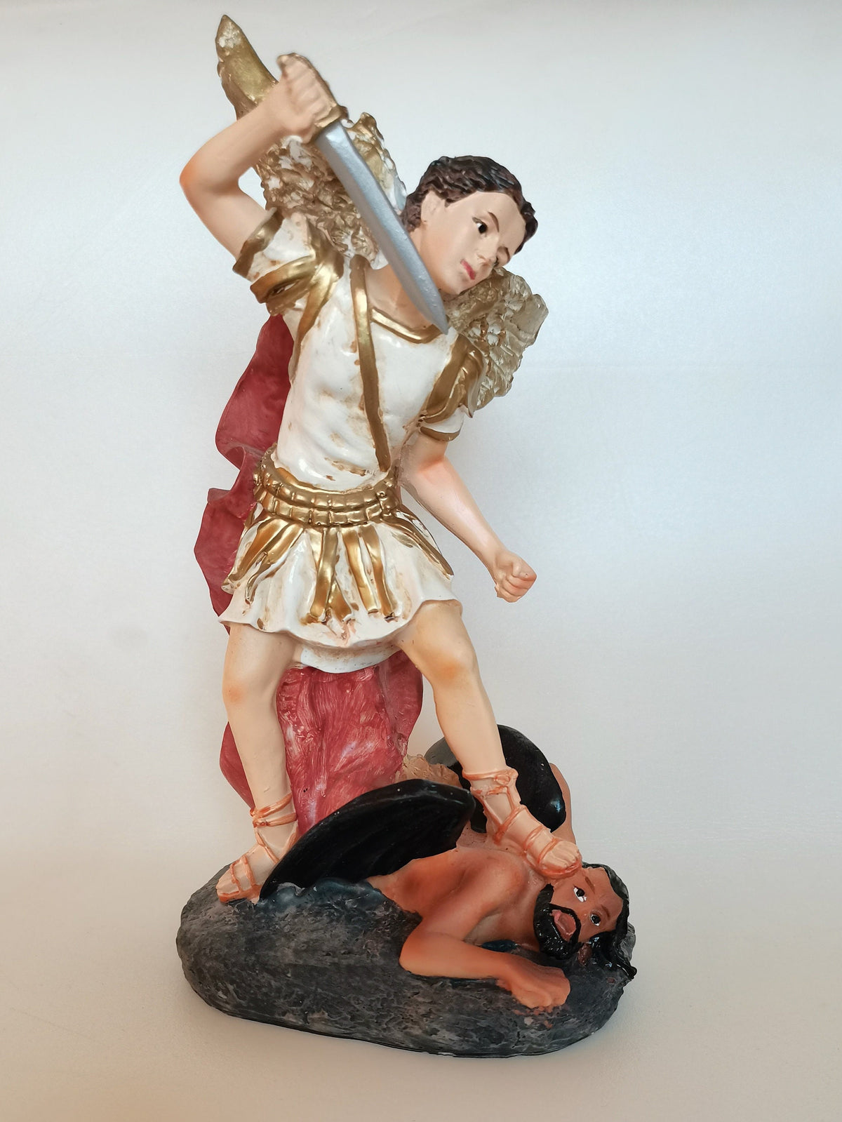 Statue de Saint Michel Archange avec épée en résine peinte – 19 cm