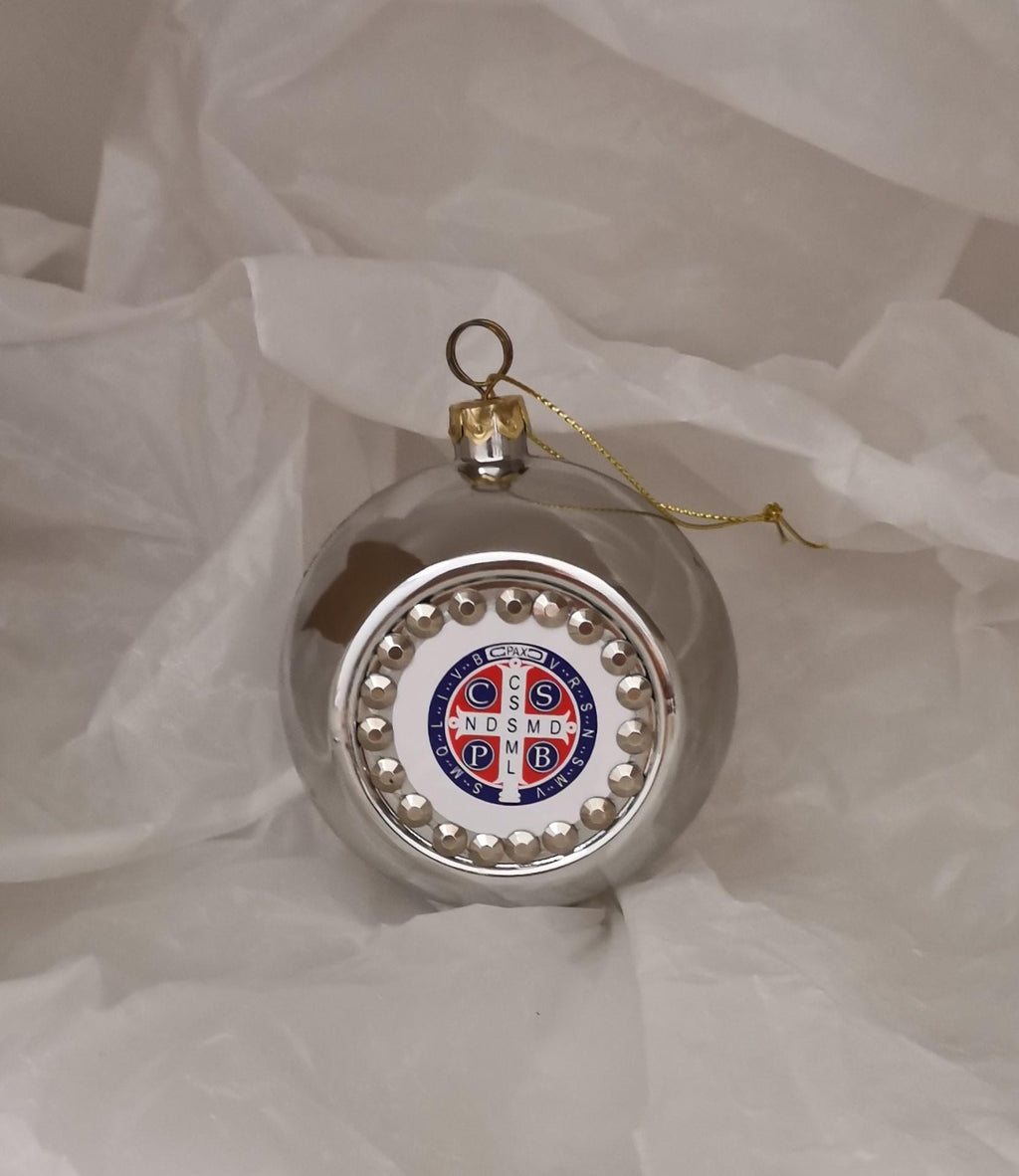 Boule de Noël argentée avec médaille de Saint Benoît