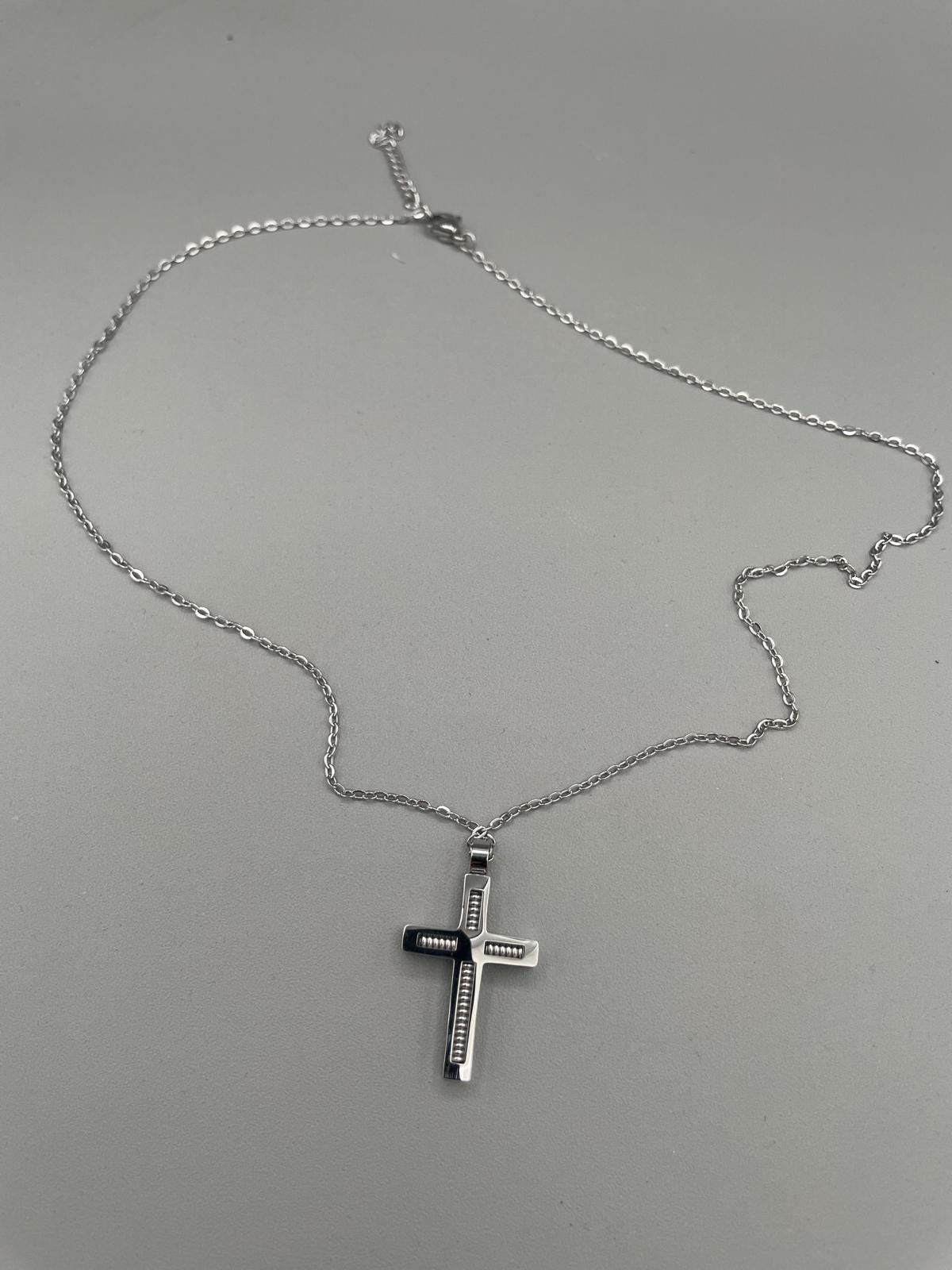 Collana con croce in acciaio inox e catenina