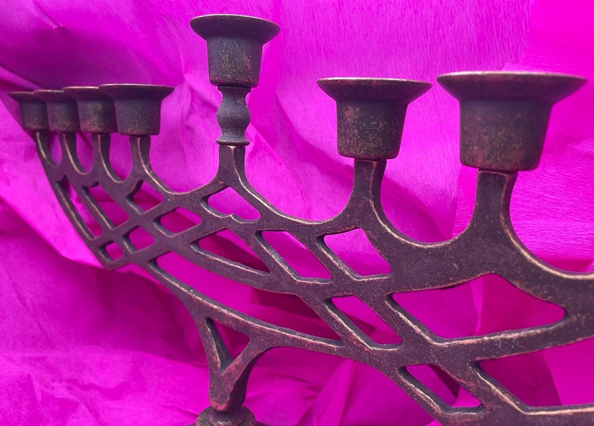 Chanukkiah in ottone brunito a nove bracci – 48 x 27 cm