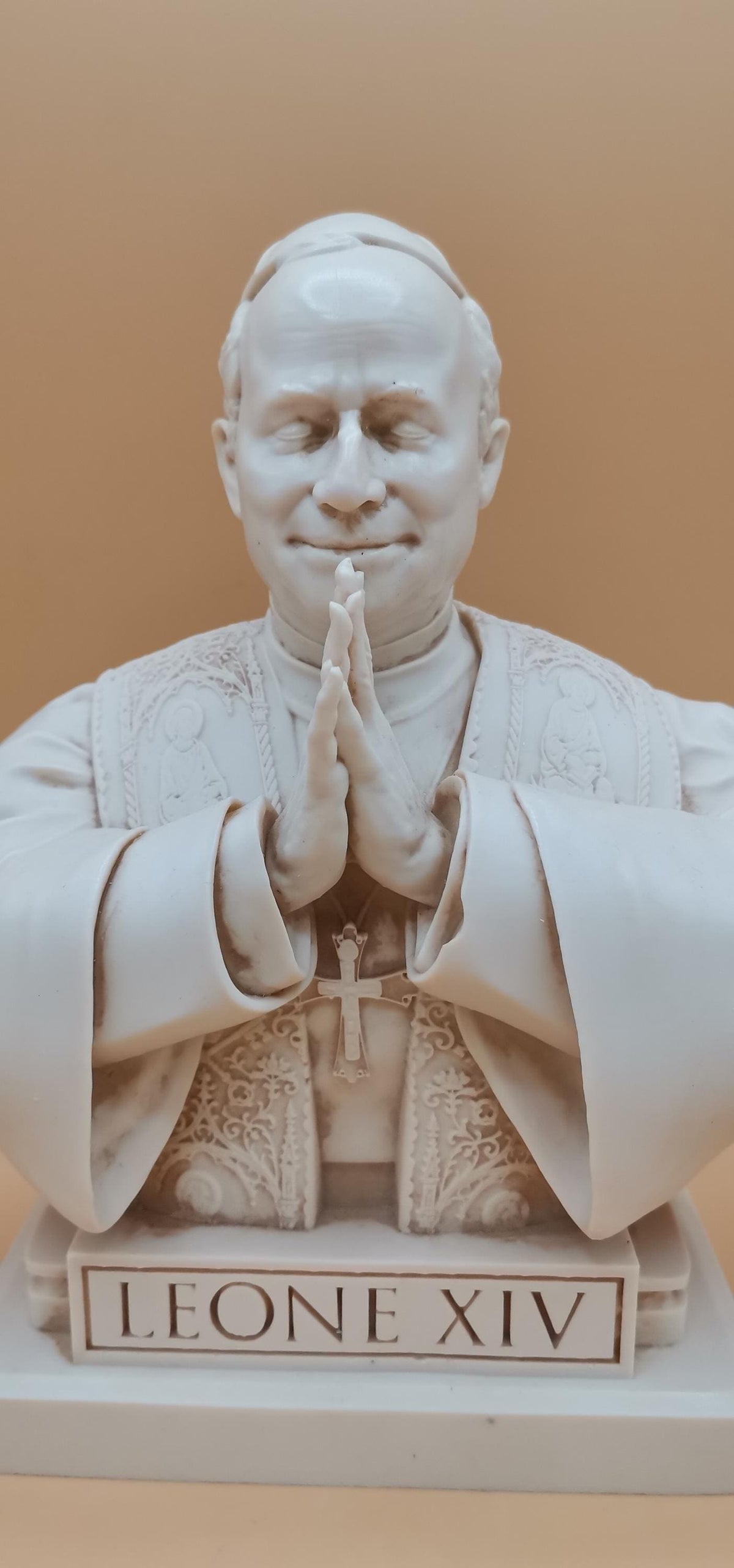 Busto Papa Leone XIV in Preghiera 22 cm – Statua Religiosa in Resina Avorio