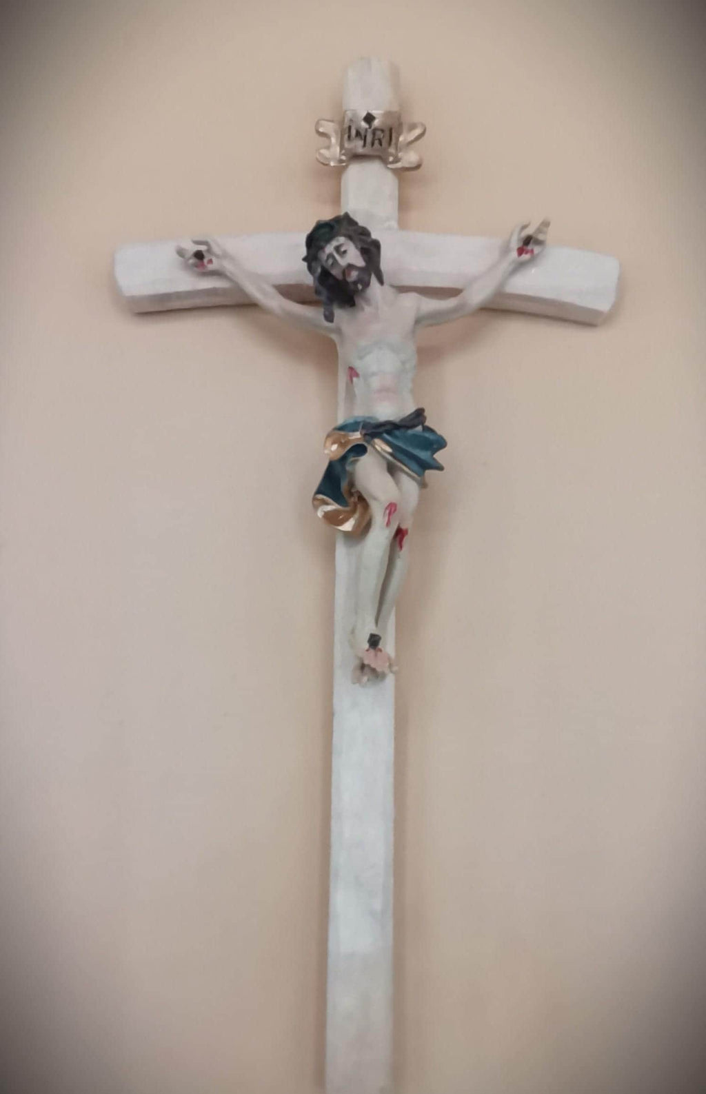 Crocifisso da Parete Artigianale in Legno con Figura di Gesù in Resina