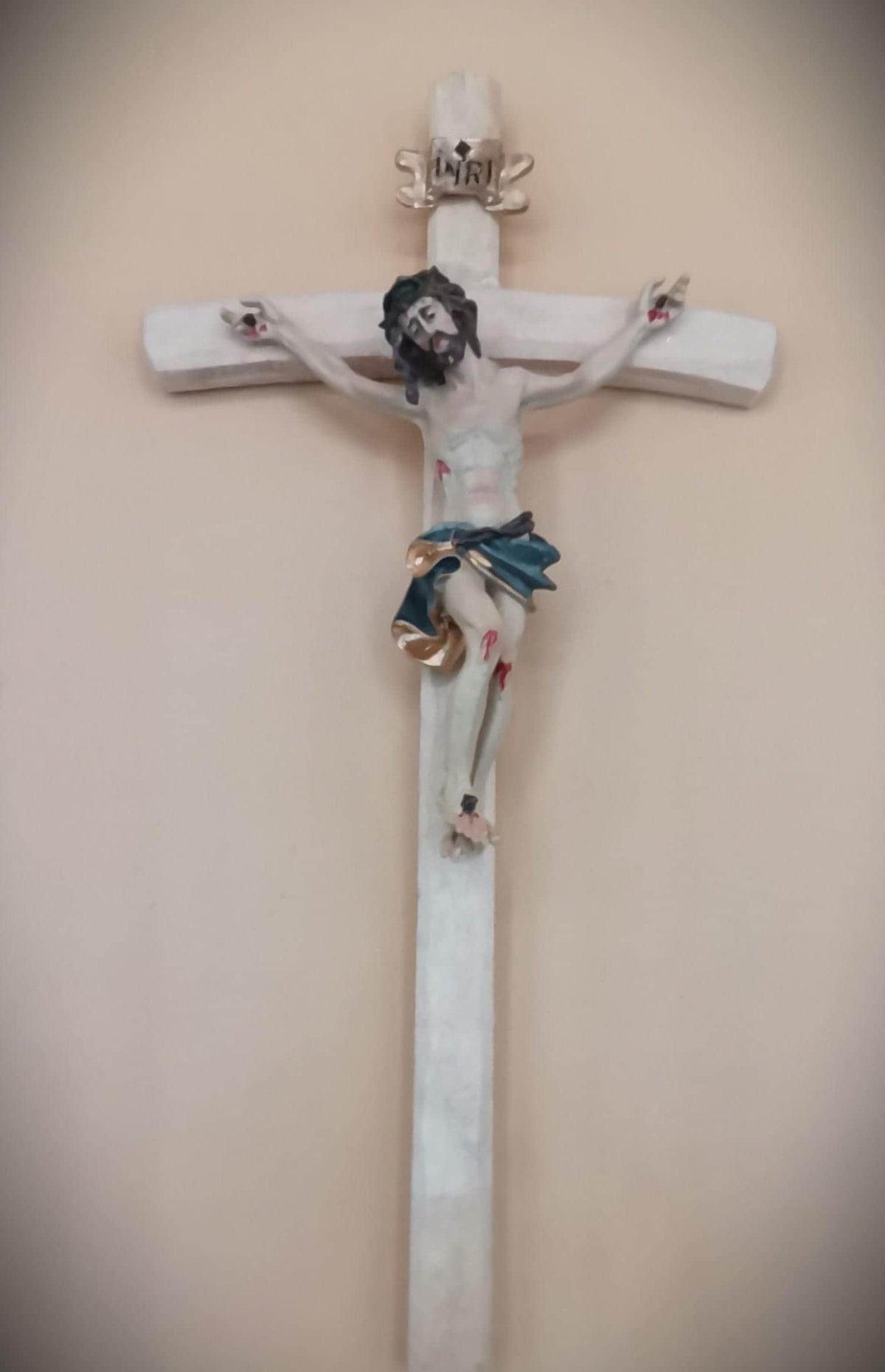 Crocifisso da Parete Artigianale in Legno con Figura di Gesù in Resina