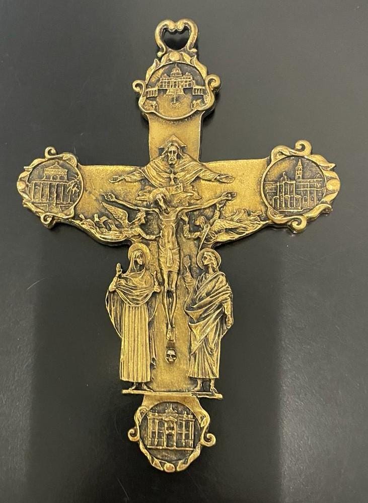 Crocifisso Jubileum Pacis con le quattro Basiliche di Roma – ottone dorato – 15 x 10 cm