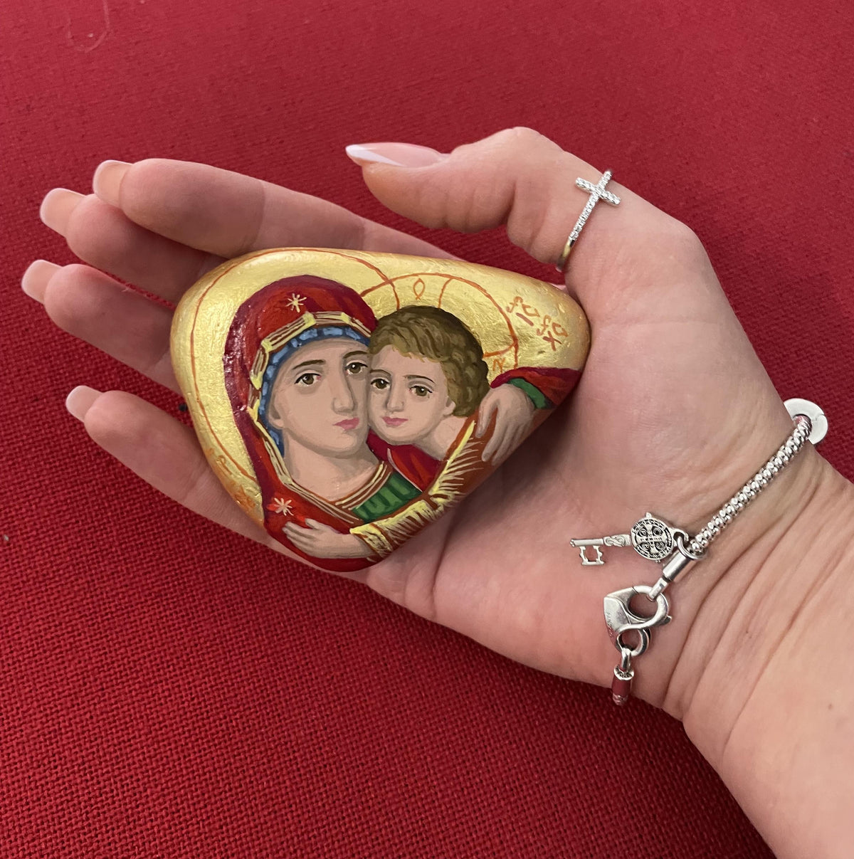 Icône sur pierre naturelle – Vierge à l'Enfant, peinte à la main