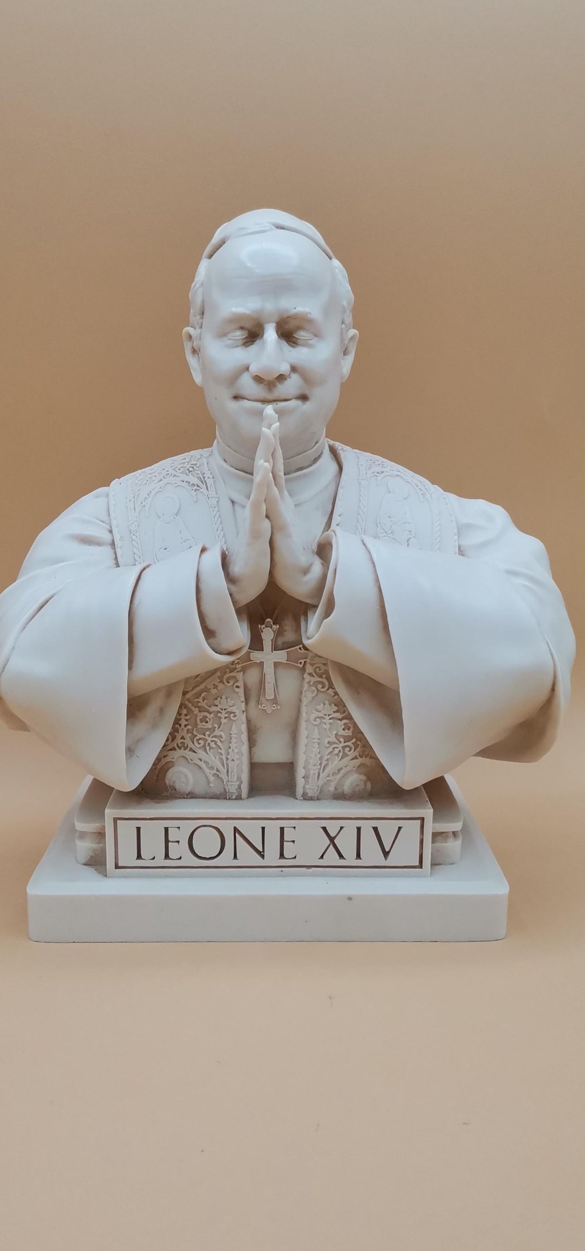Busto Papa Leone XIV in Preghiera 22 cm – Statua Religiosa in Resina Avorio