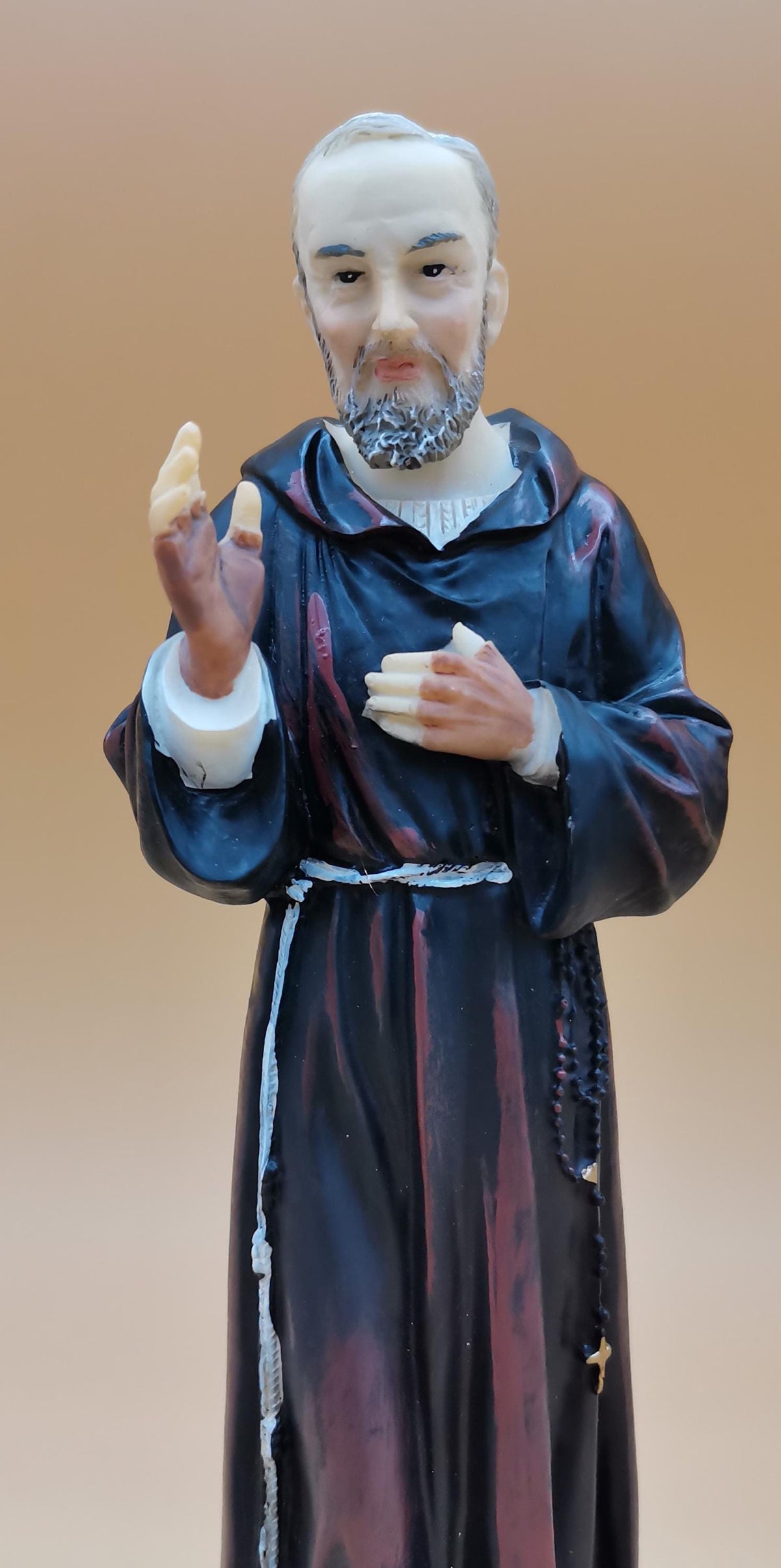Padre-Pio-Statue aus handbemaltem Kunstharz