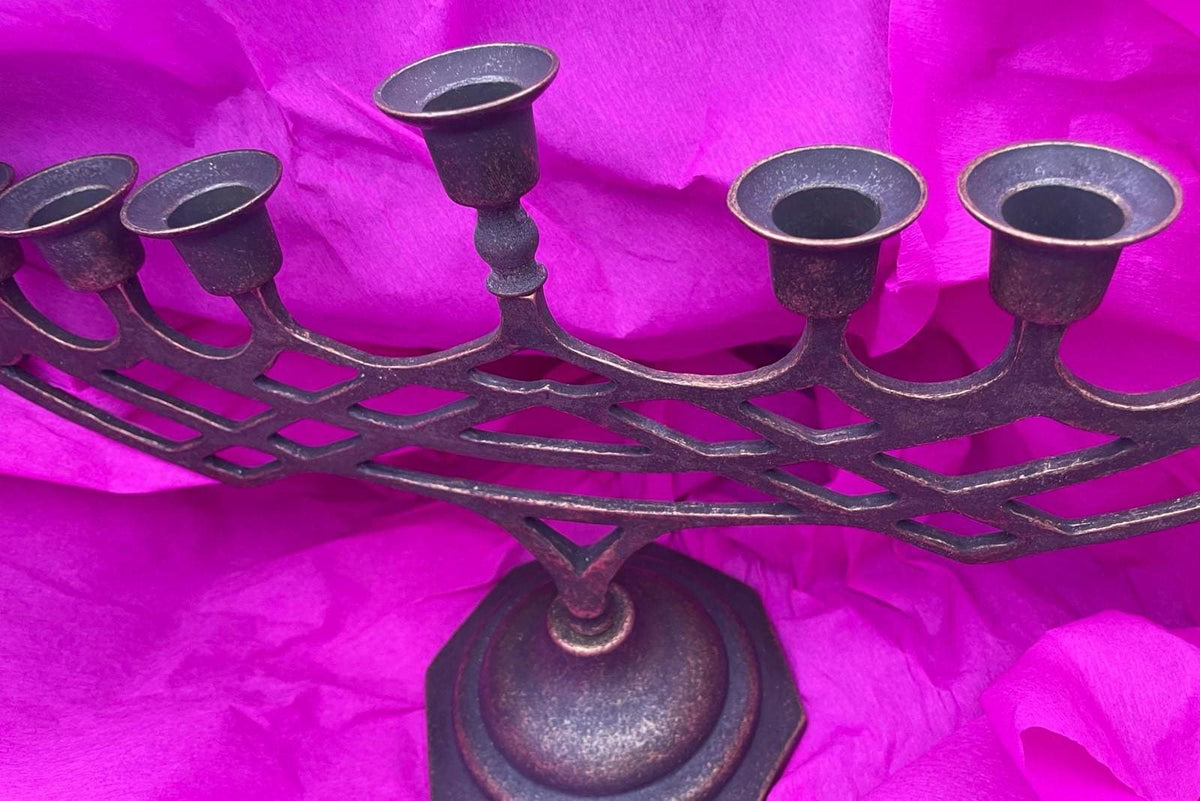 Chanukkiah in ottone brunito a nove bracci – 48 x 27 cm