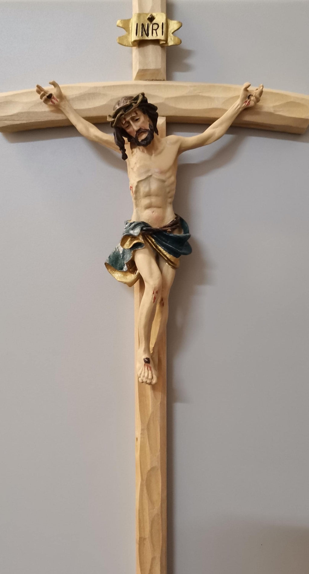 Crocifisso da Parete Artigianale in Legno con Figura di Gesù in Resina