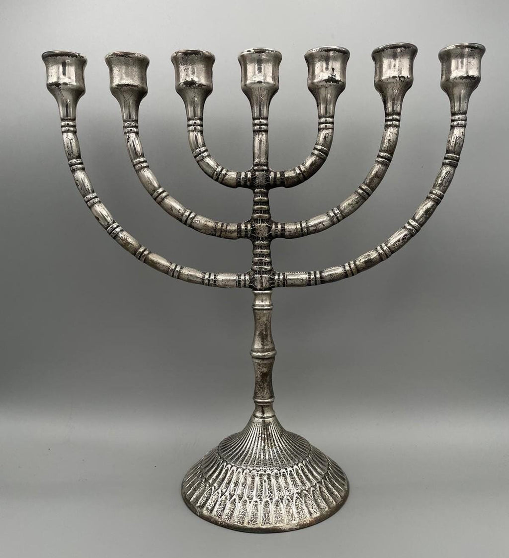 Menorah a sette bracci in ottone argentato anticato – 32 x 28 cm