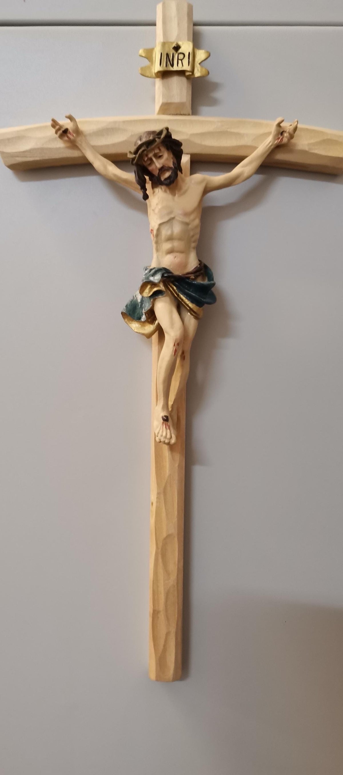 Crocifisso da Parete Artigianale in Legno con Figura di Gesù in Resina