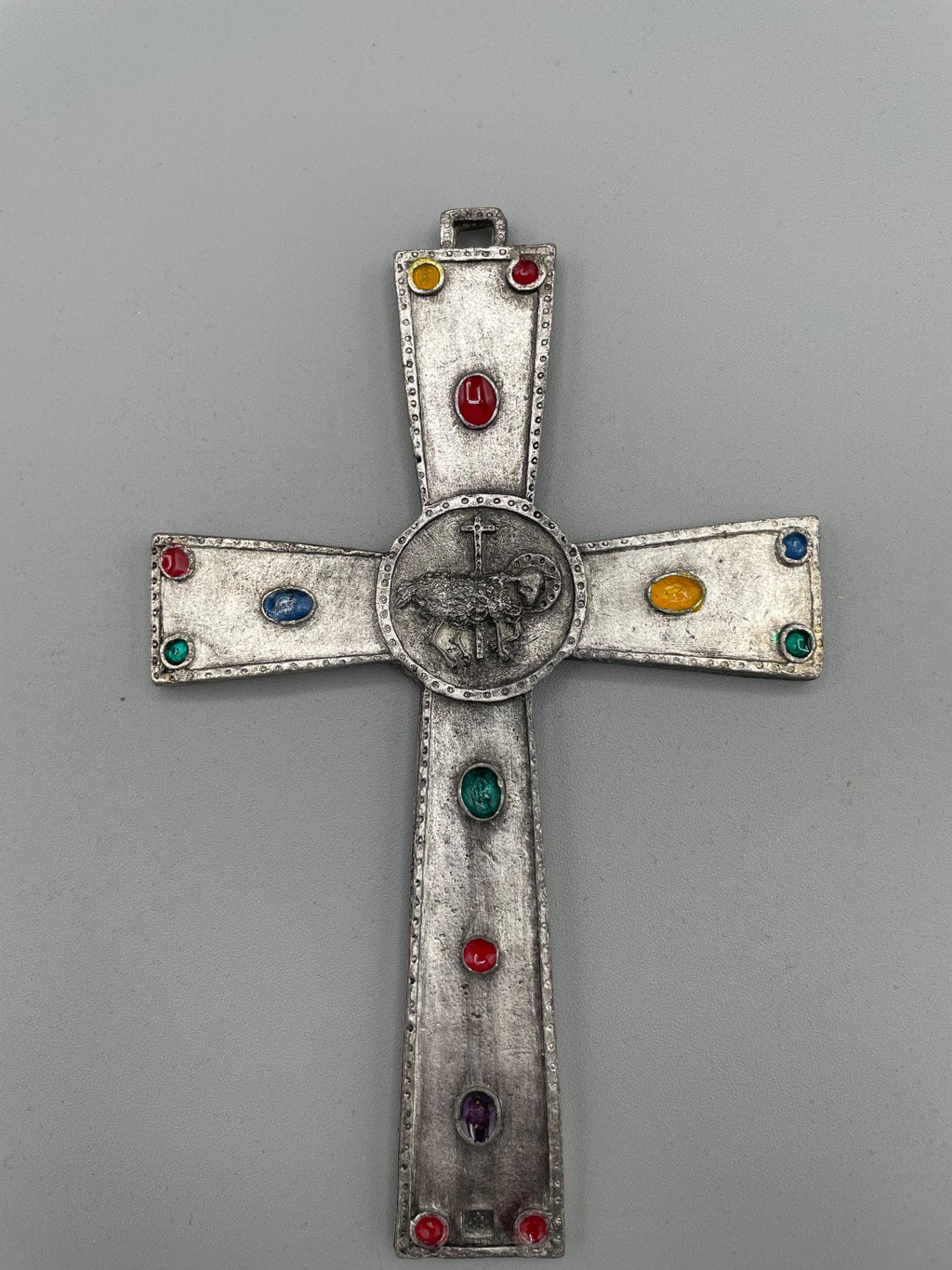 Croce religiosa da parete argentata con pietre colorate e Agnello Mistico