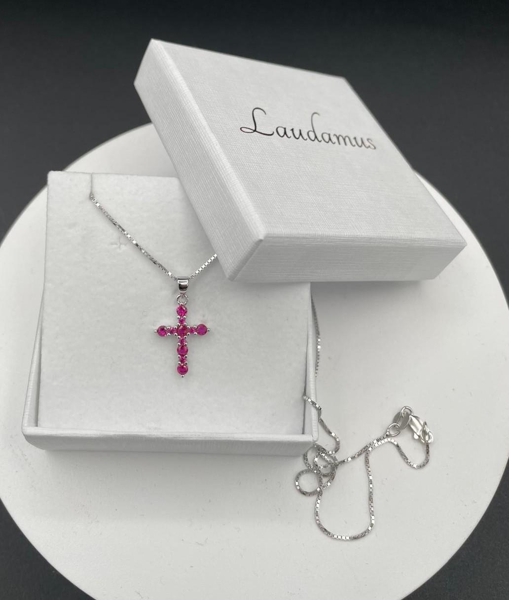 Croce in argento con zirconio rosa