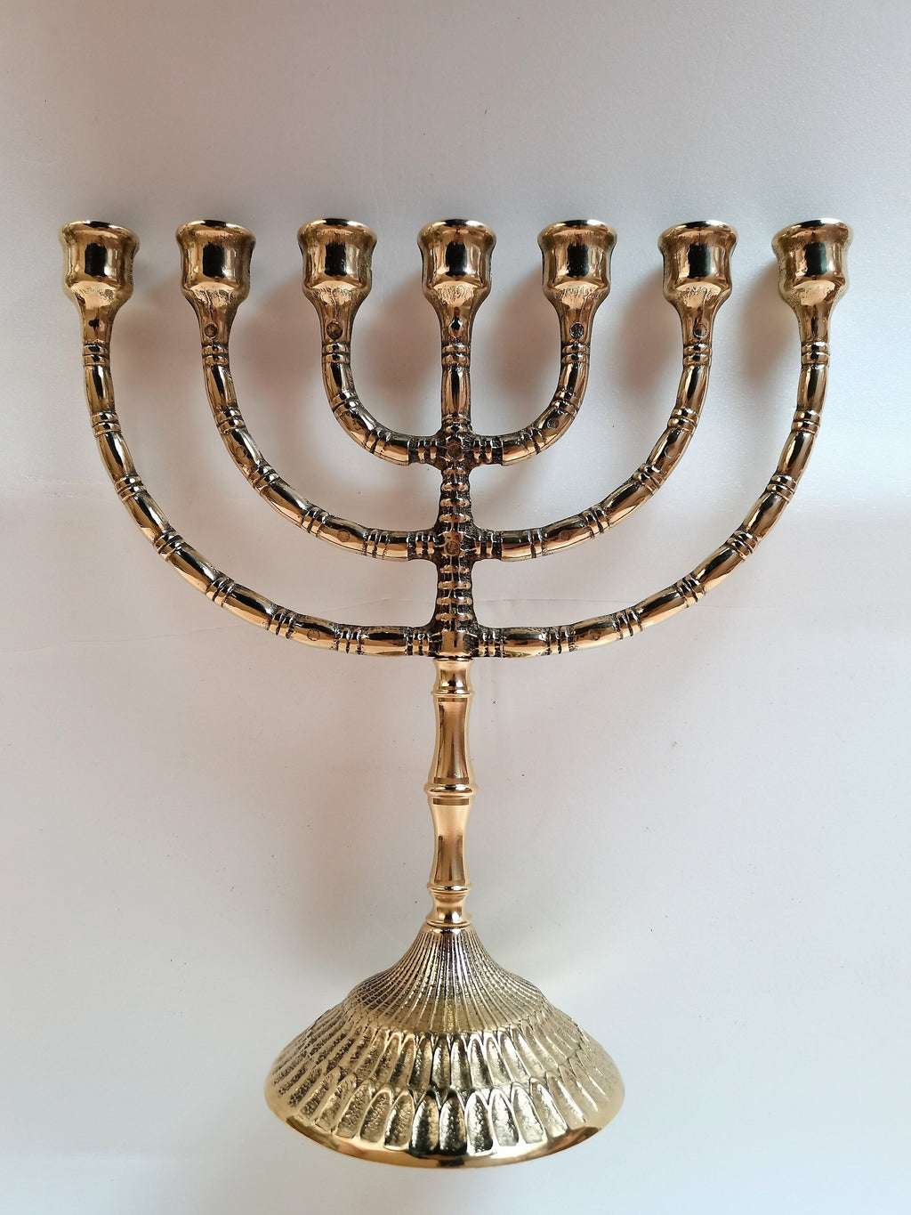 Menorah a sette bracci in ottone lucido – 29 x 28 cm