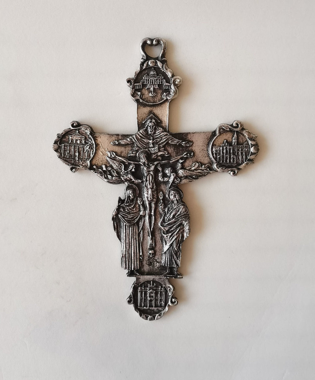 Crocifisso Jubileum Pacis con le quattro Basiliche di Roma – ottone argentato – 15 x 10 cm