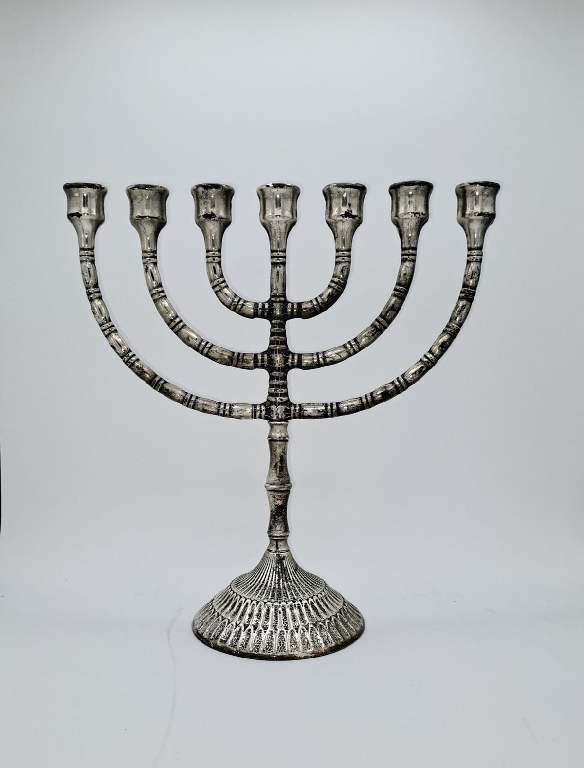 Menorah a sette bracci in ottone argentato anticato – 32 x 28 cm