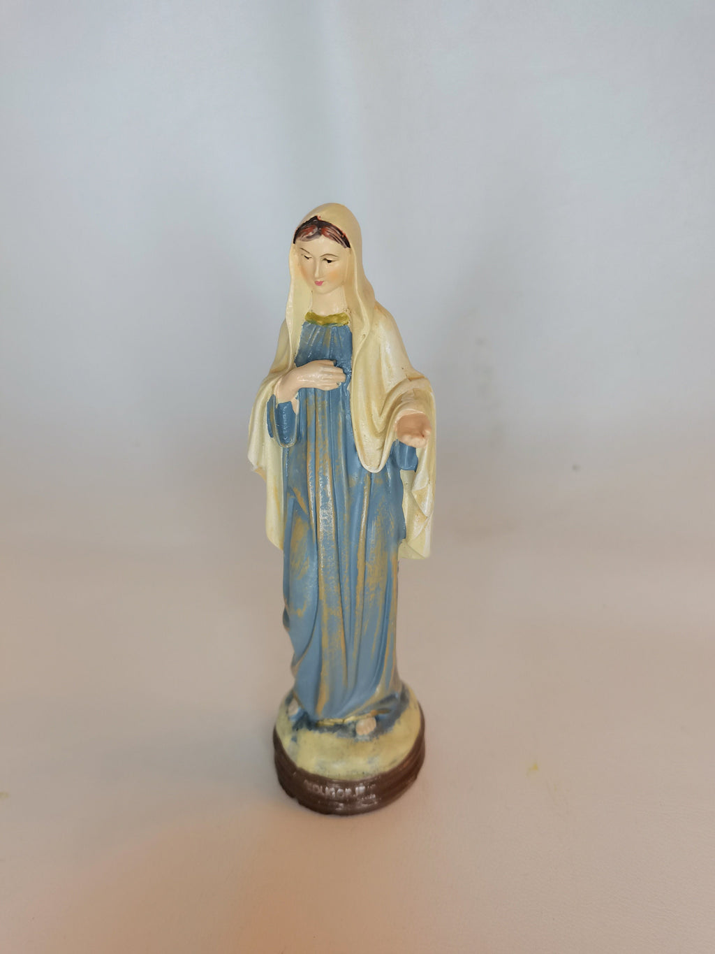 Statue de la Vierge de Medjugorje en résine peinte à la main – 15 cm