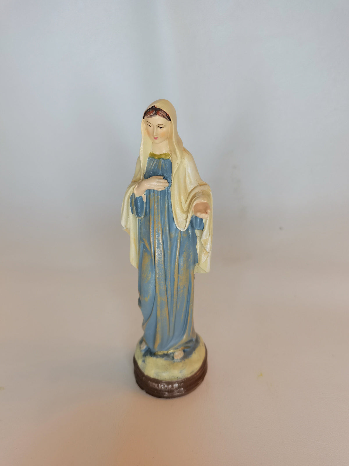 Statue de la Vierge de Medjugorje en résine peinte à la main – 15 cm