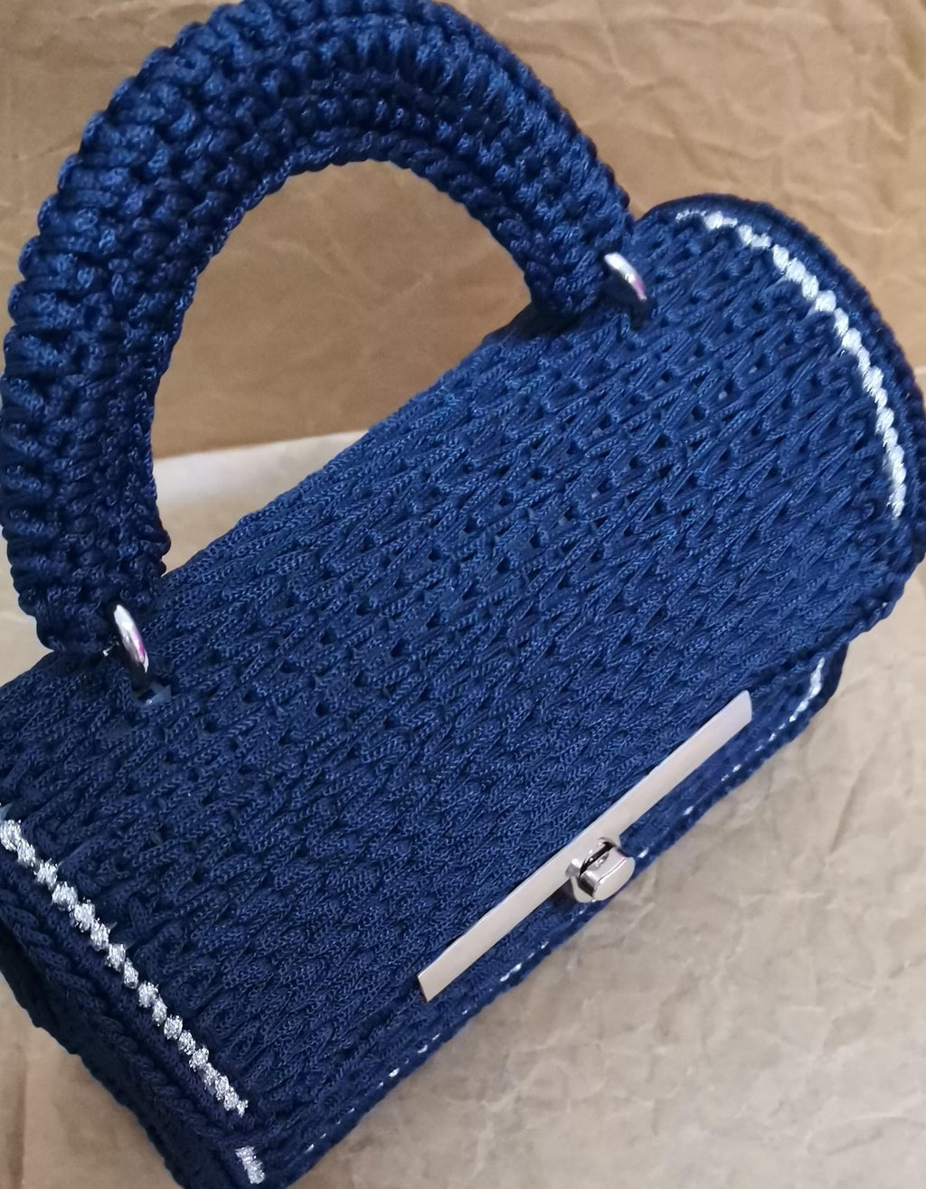 Borsa artigianale blu scuro con dettagli argento