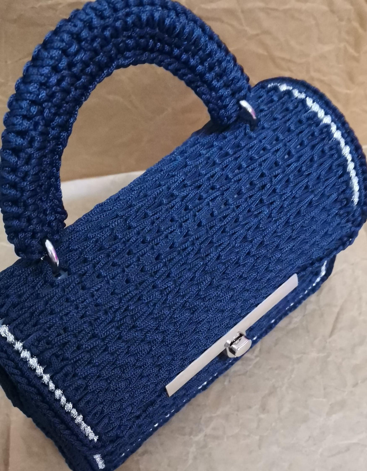 Borsa artigianale blu scuro con dettagli argento