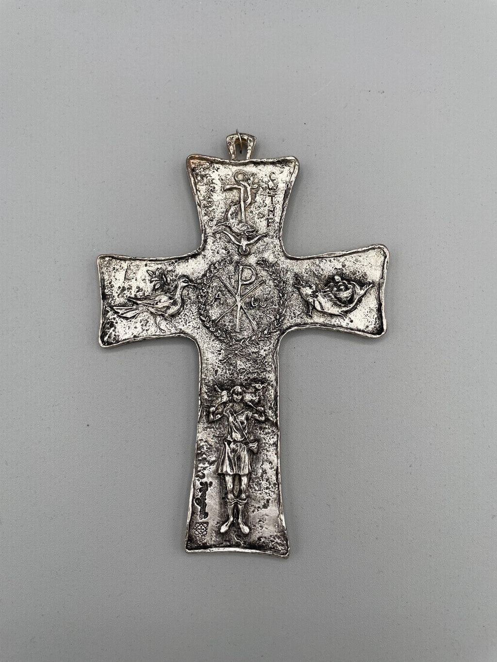 Crucifix Mémoire Catacombes Trinité mural en laiton argenté – 14 x 9 cm