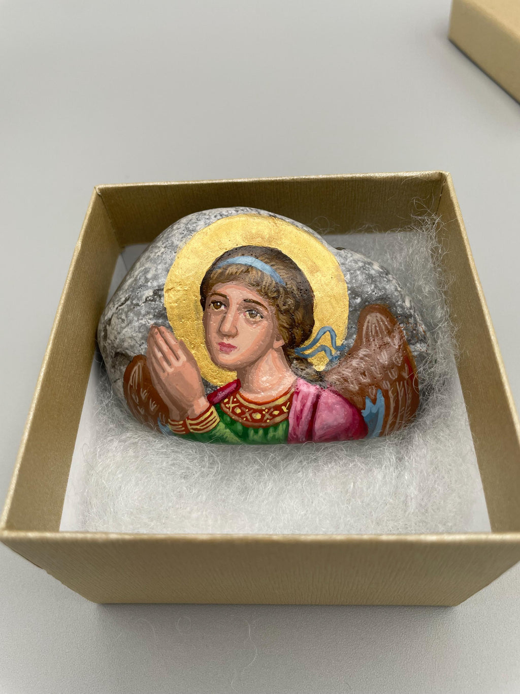 Icône Visage d'Ange sur Pierre Naturelle – Peinte à la Main, Fond Or