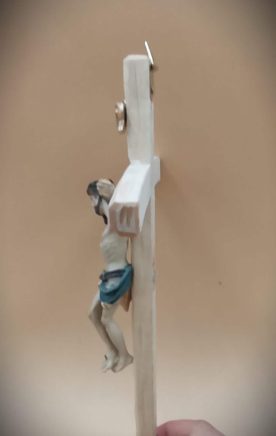 Crocifisso da Parete Artigianale in Legno con Figura di Gesù in Resina
