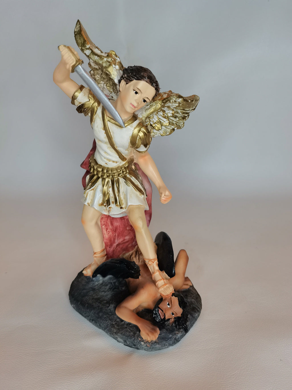Statue de Saint Michel Archange avec épée en résine peinte – 19 cm