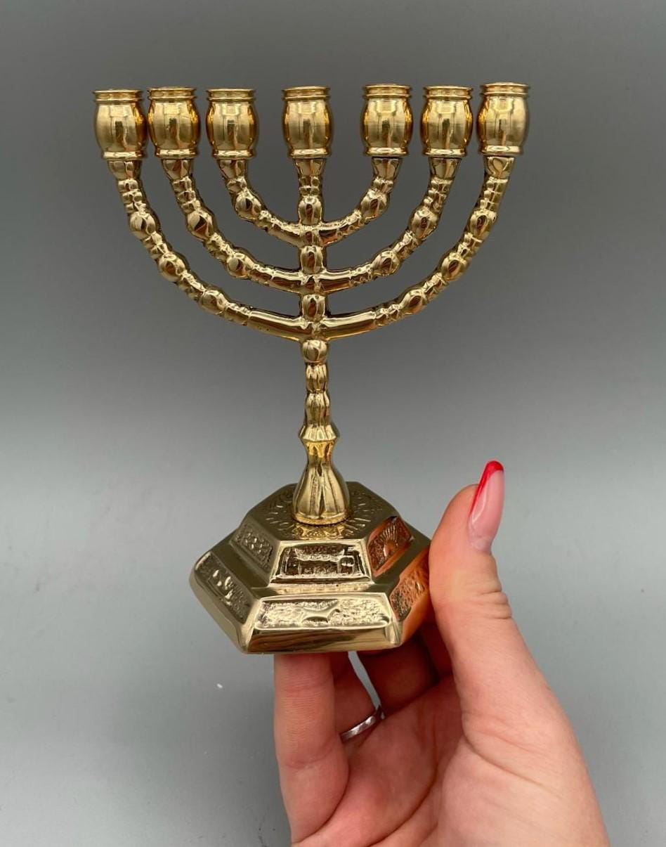 Menorah Vintage a Sette Bracci in Ottone Dorato – h 13 cm