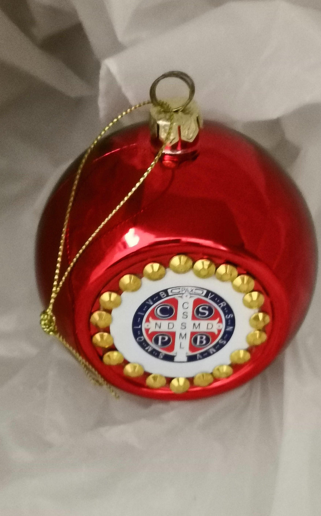 Boule de Noël rose avec médaille de Saint Benoît