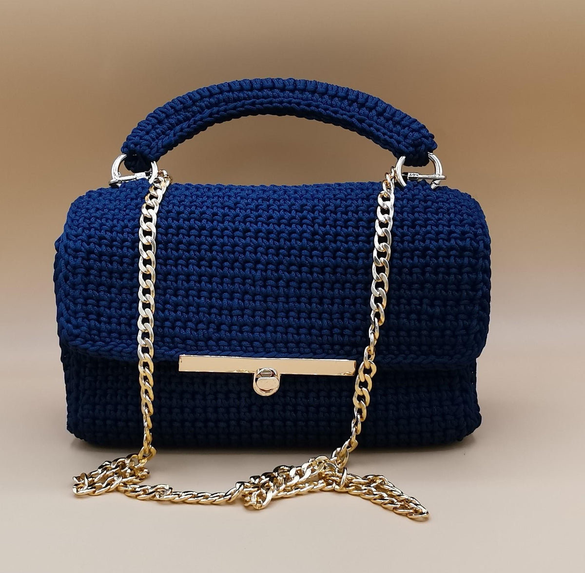 Borsa all'uncinetto blu con tracolla a maglie dorata