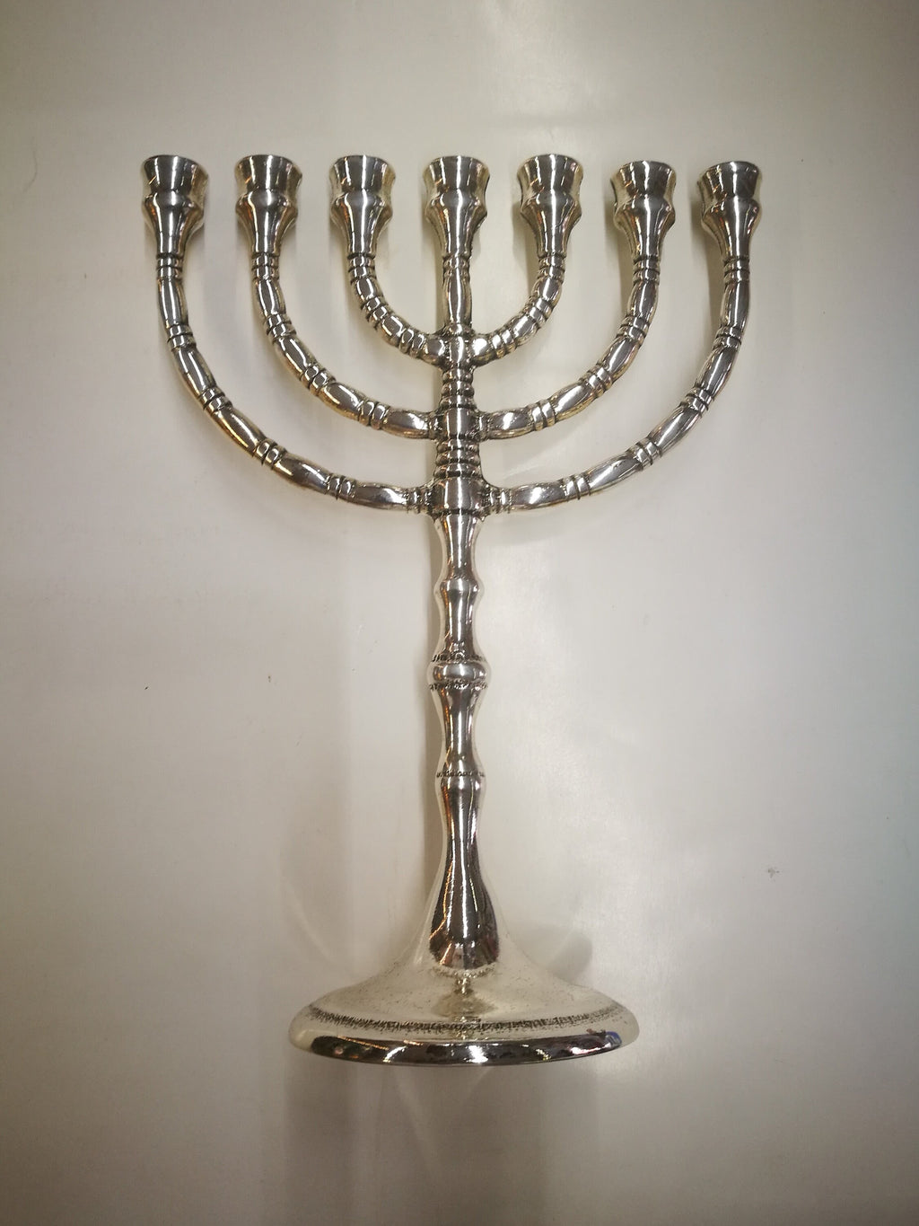 Menorah a sette bracci in ottone argentato – 24 x 19 cm