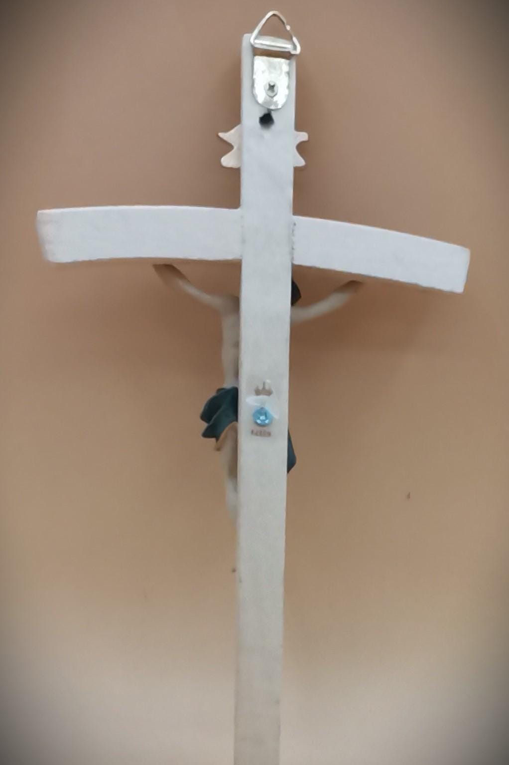 Crocifisso da Parete Artigianale in Legno con Figura di Gesù in Resina