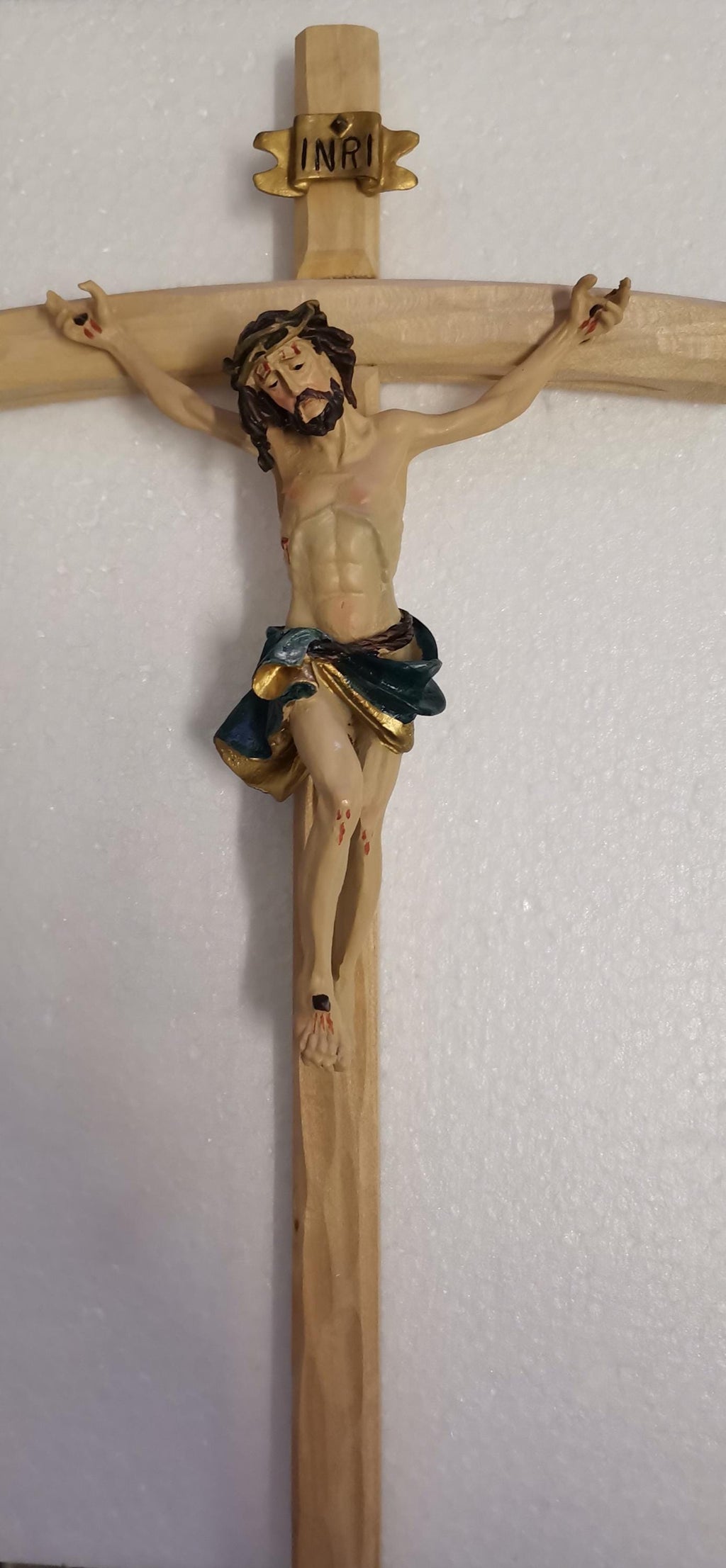 Crocifisso da Parete Artigianale in Legno con Figura di Gesù in Resina