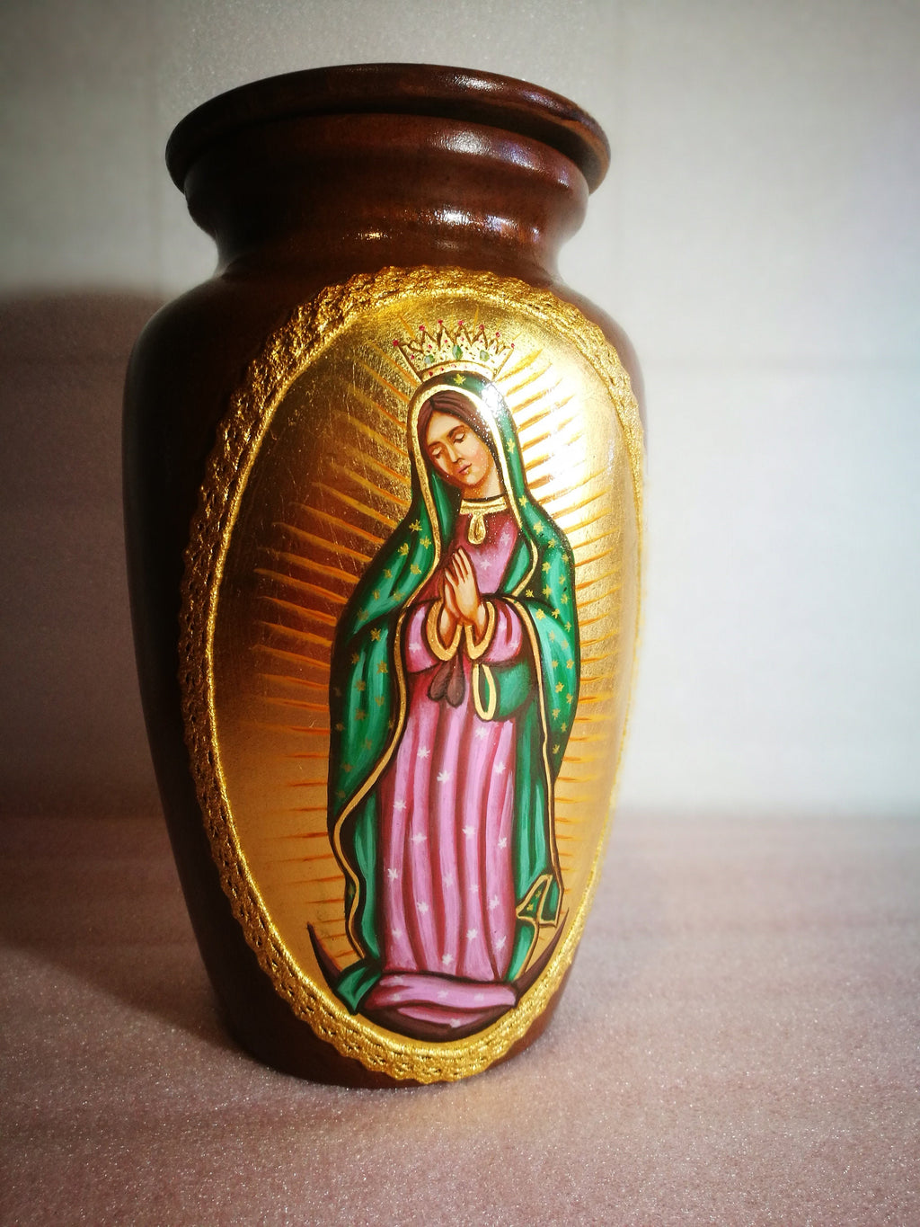 Vase Icône Vierge de Guadalupe en bois – Peint à la main, h 26 cm