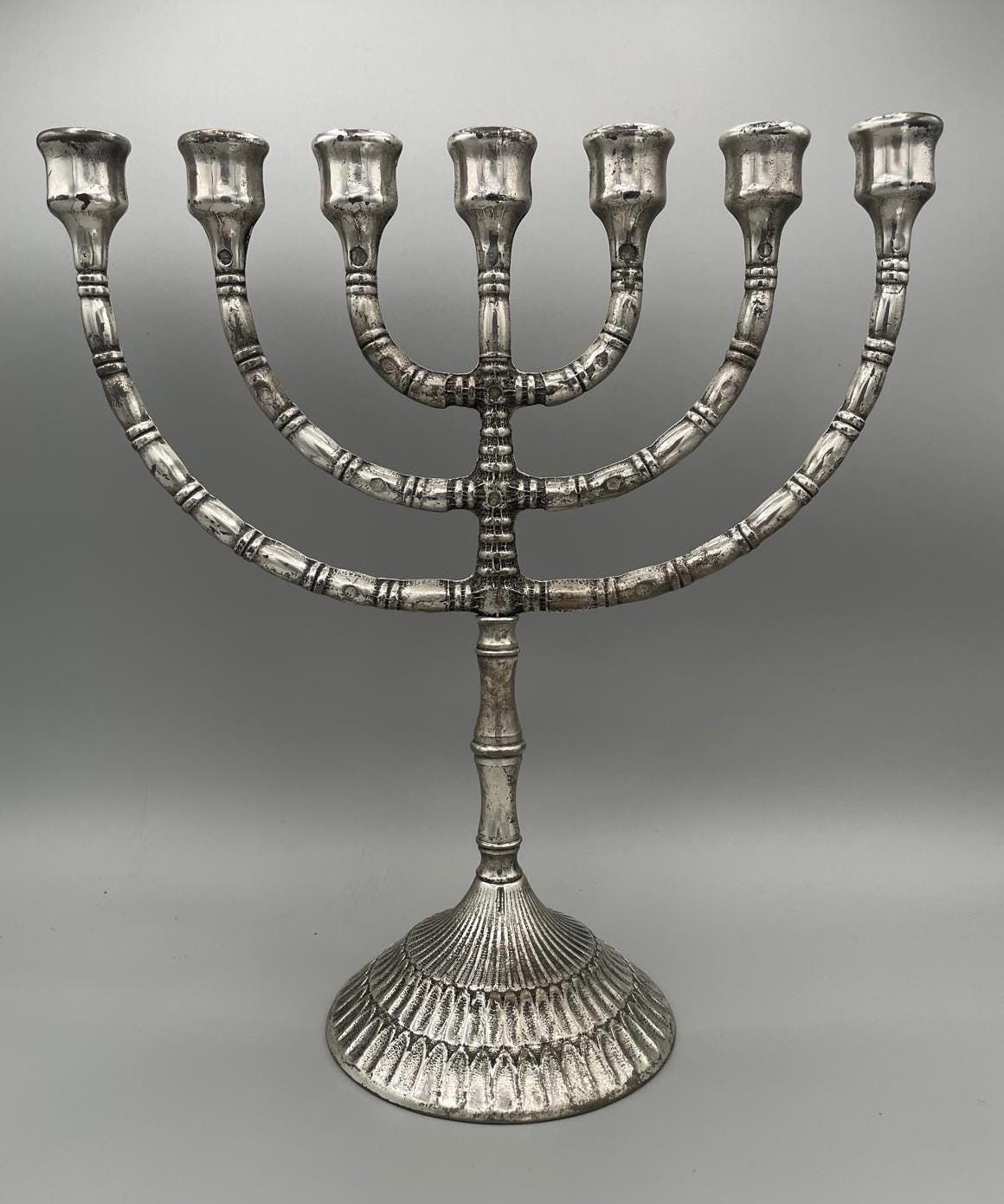 Menorah a sette bracci in ottone argentato anticato – 32 x 28 cm
