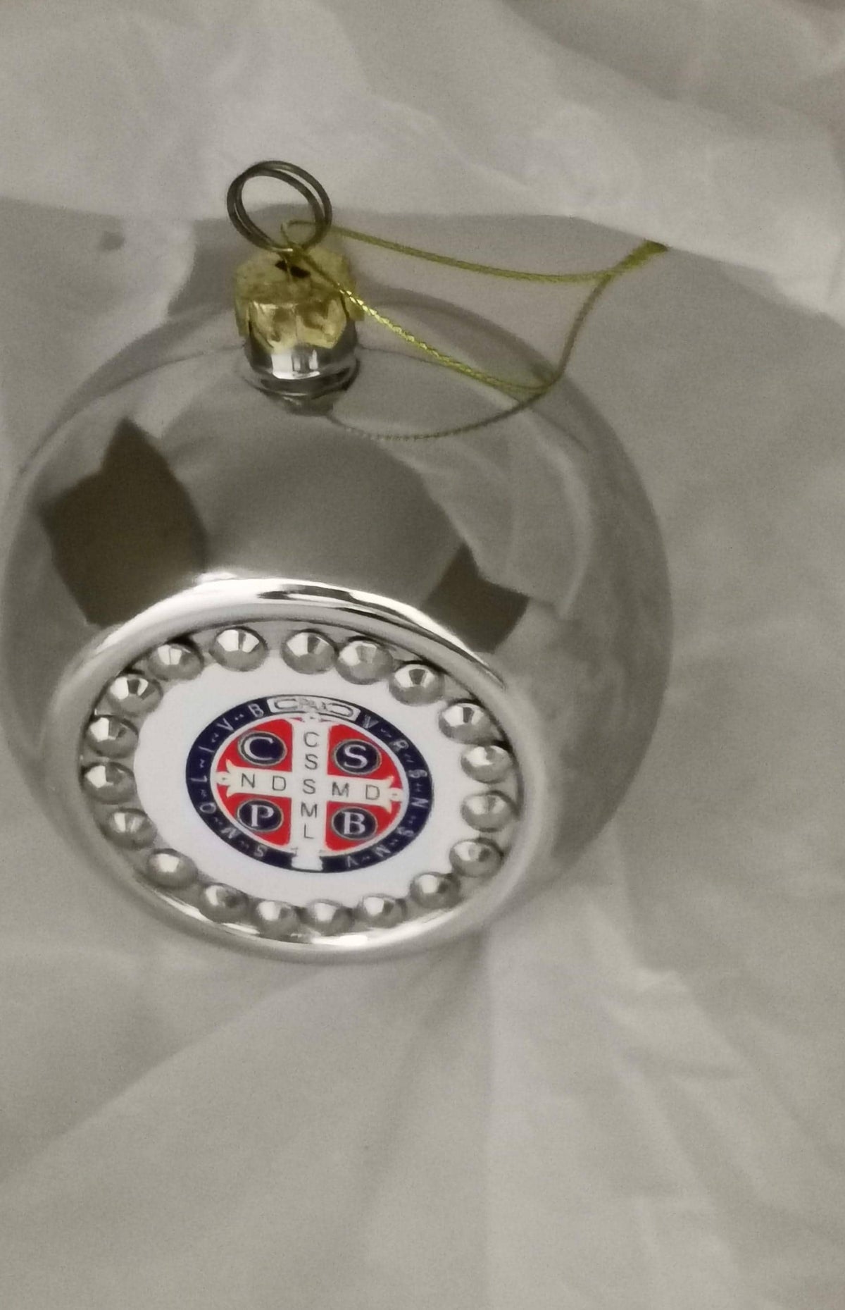 Boule de Noël argentée avec médaille de Saint Benoît