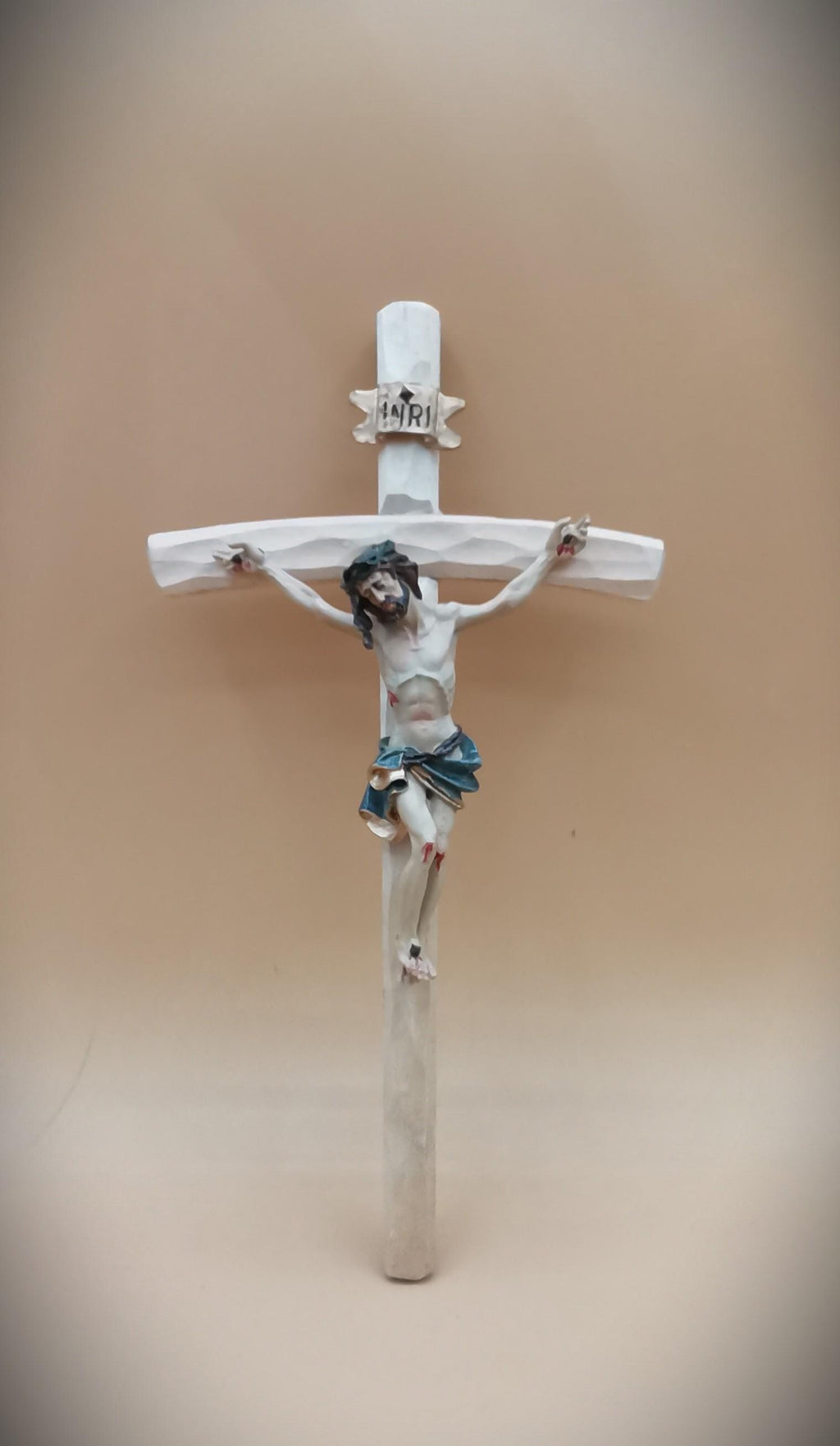 Crocifisso da Parete Artigianale in Legno con Figura di Gesù in Resina