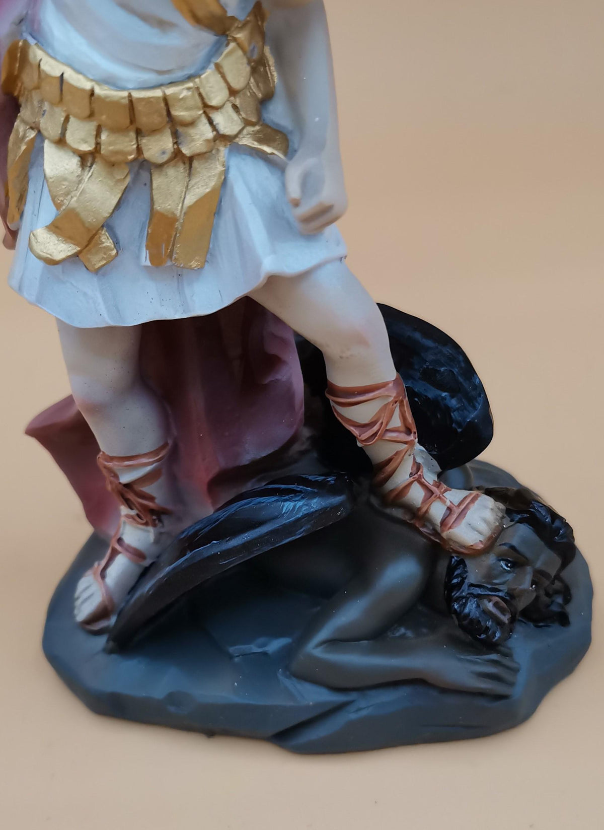 Statue Heiliger Erzengel Michael aus handbemaltem Polyresin – Religiöse Skulptur