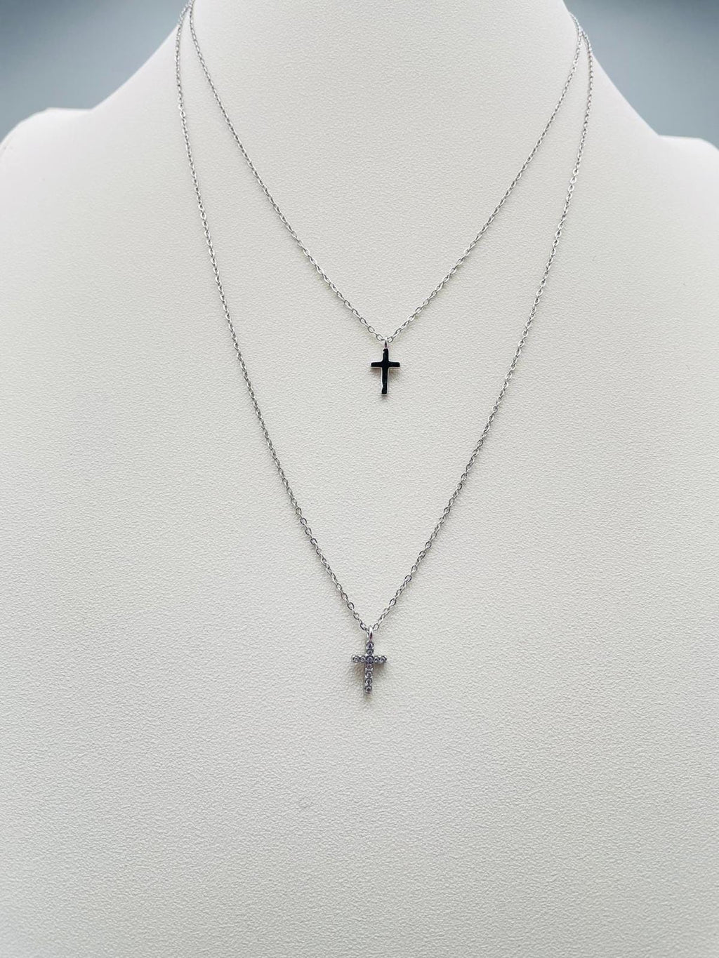 Collana multistrato color argento con due croci – cod. CAC-004
